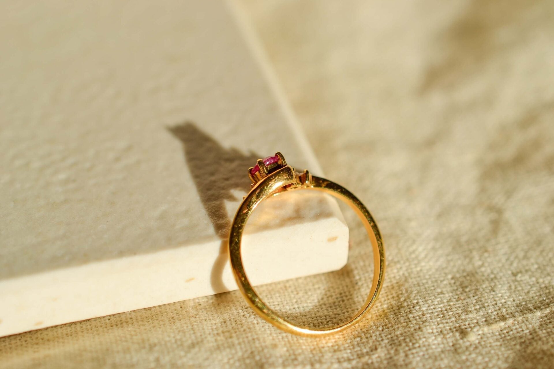 Bague volutes Rubis Diamants