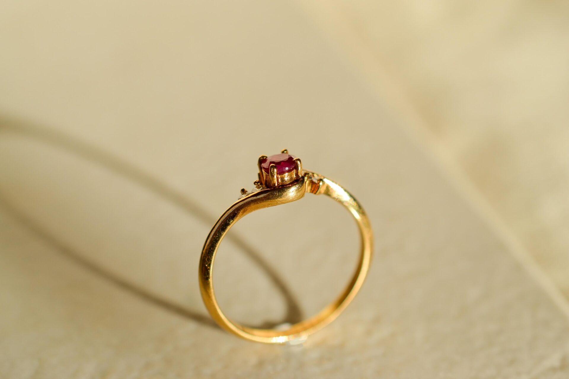 Bague volutes Rubis Diamants