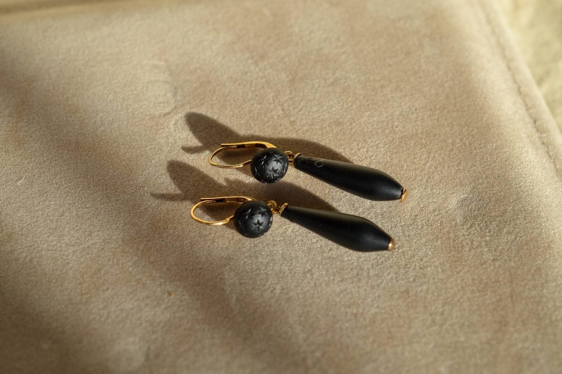 Pendants d'oreilles étoilés Jais
