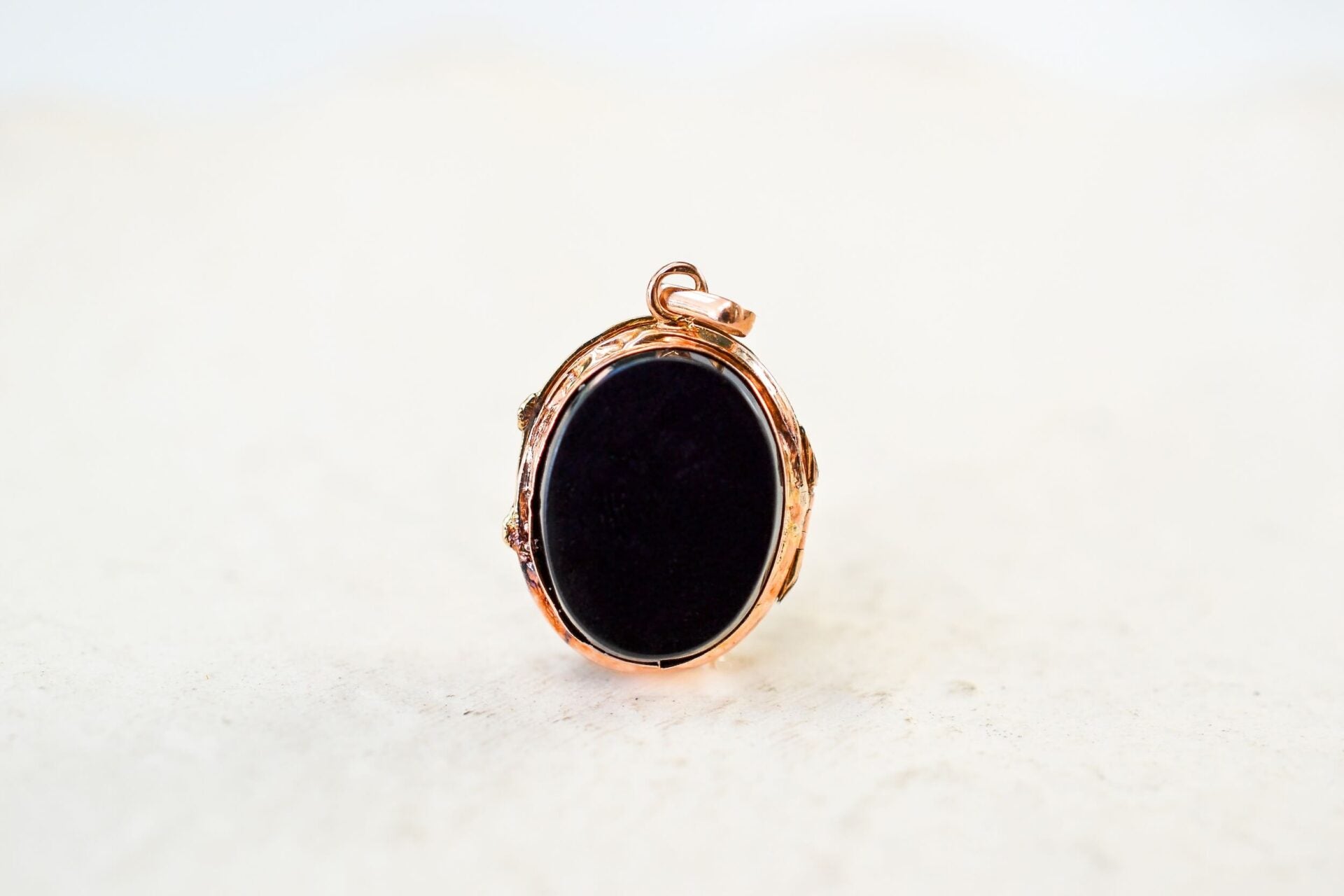 Médaillon Onyx à motif écusson en Or