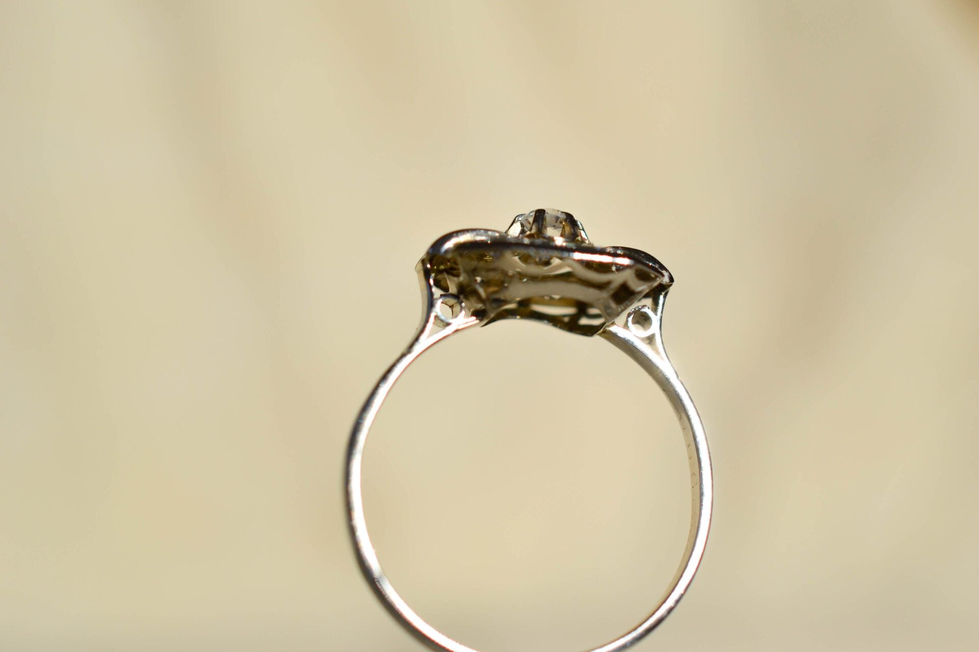Bague style Art Déco Or blanc Oxydes
