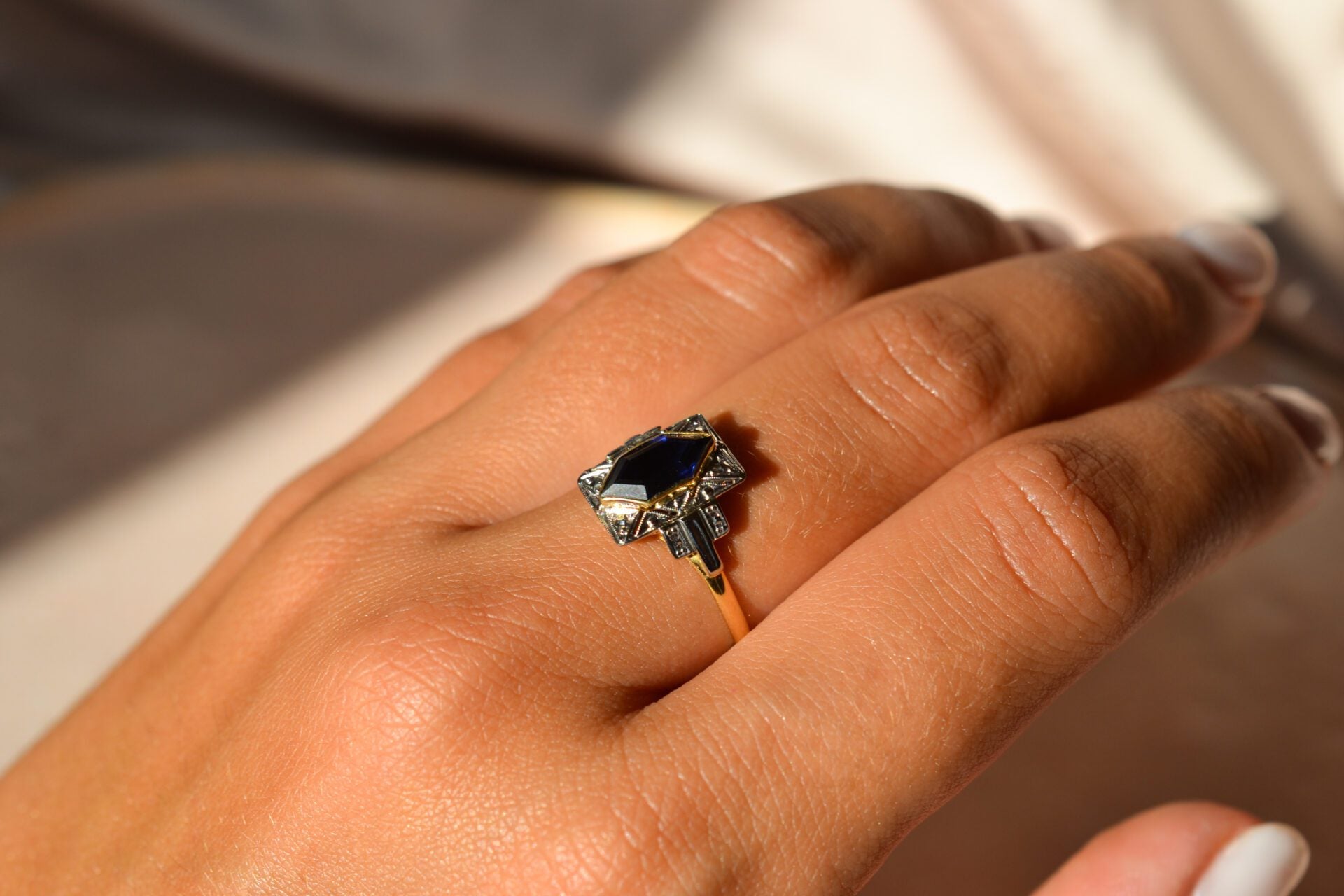 Bague Art Déco Saphir de synthèse losangique