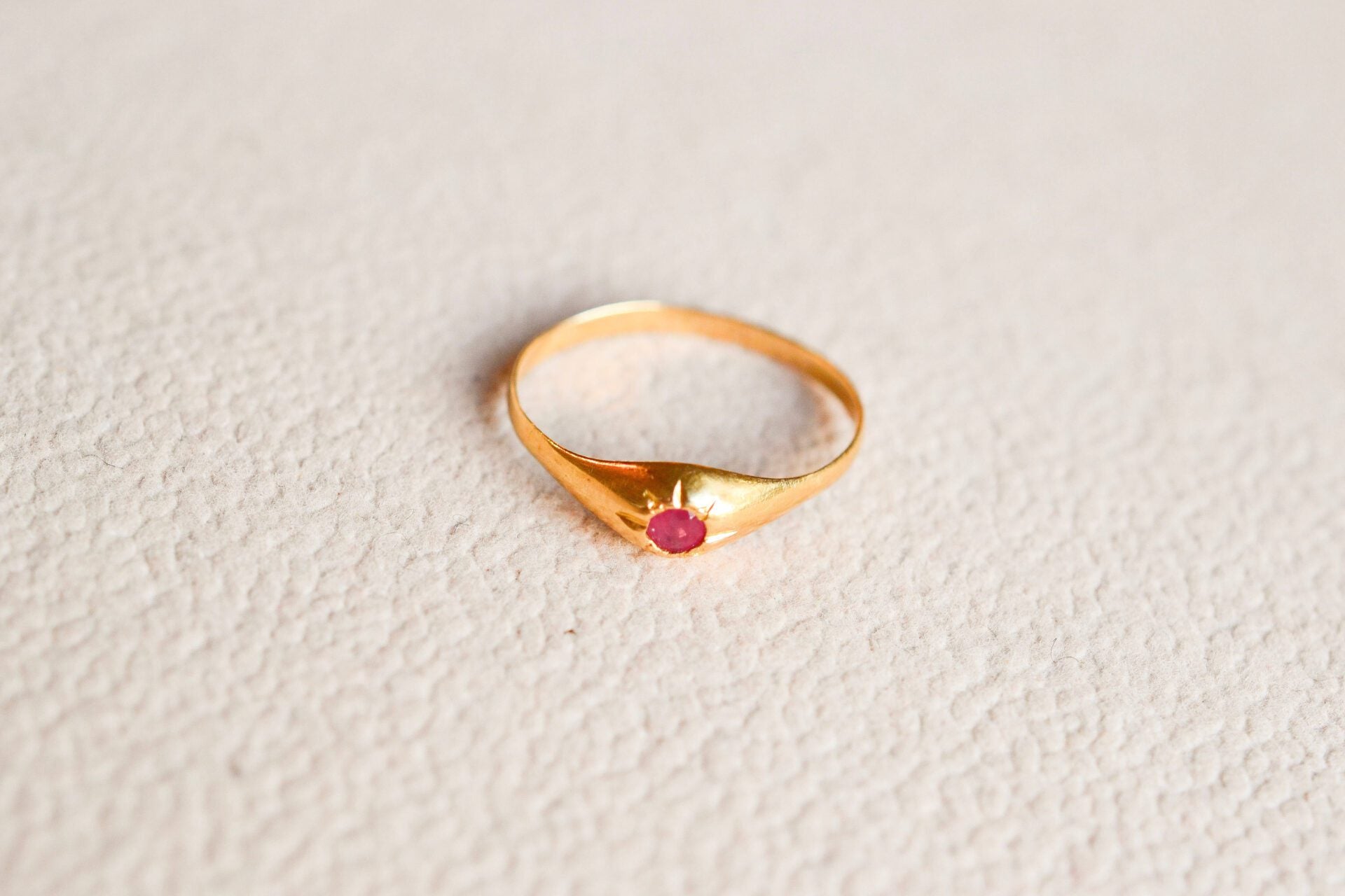 Bague jonc Rubis décor étoilé