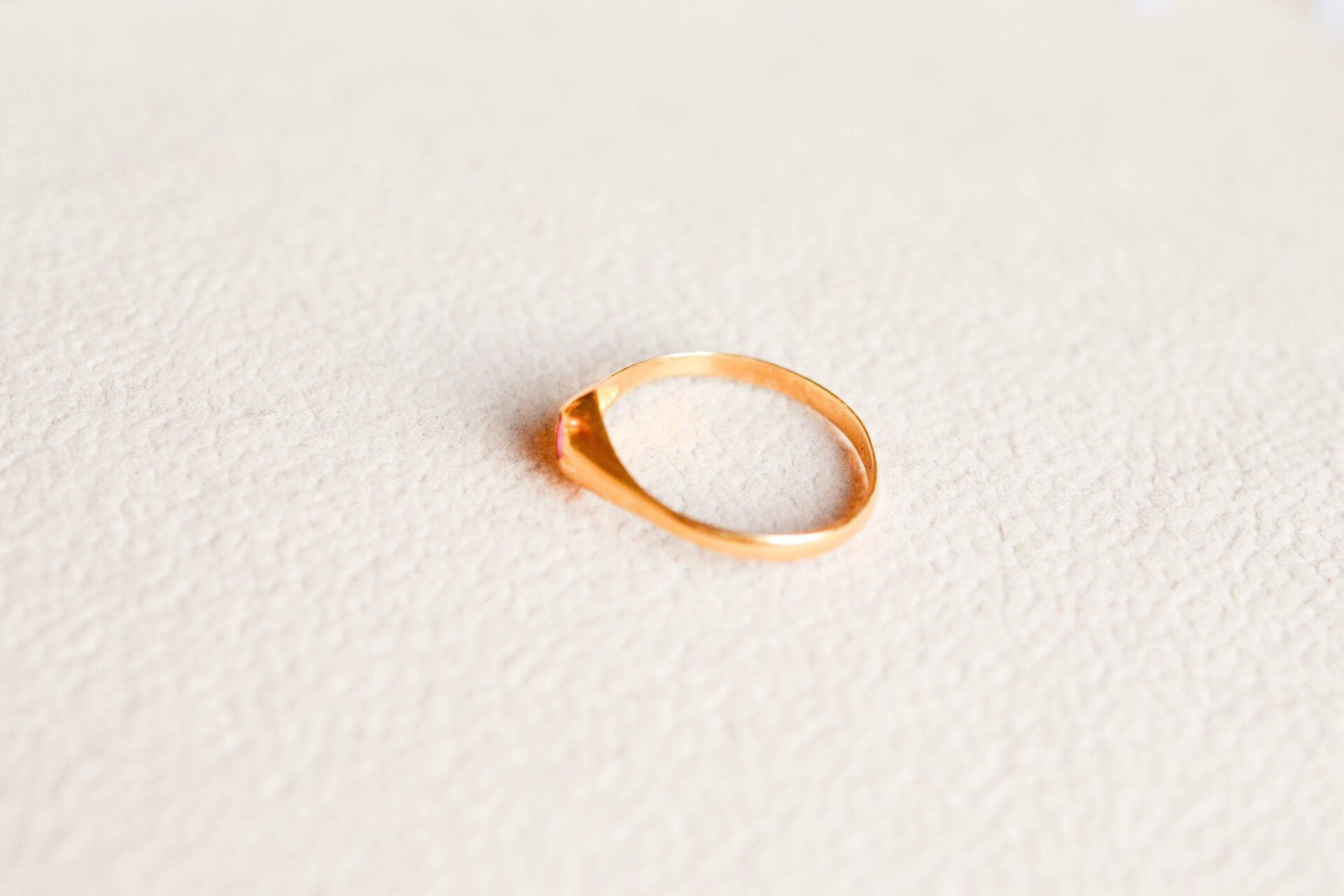 Bague jonc Rubis décor étoilé