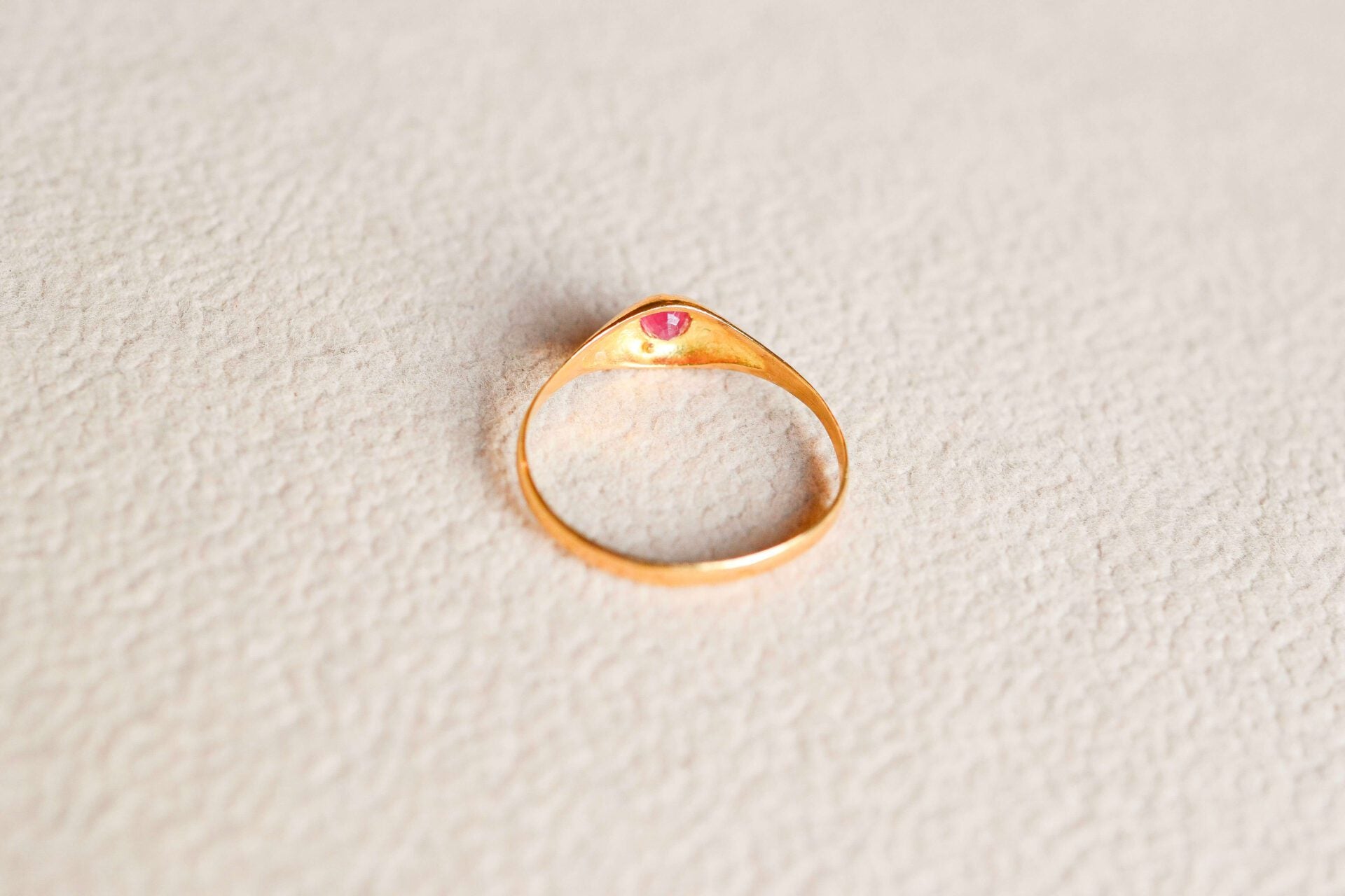 Bague jonc Rubis décor étoilé
