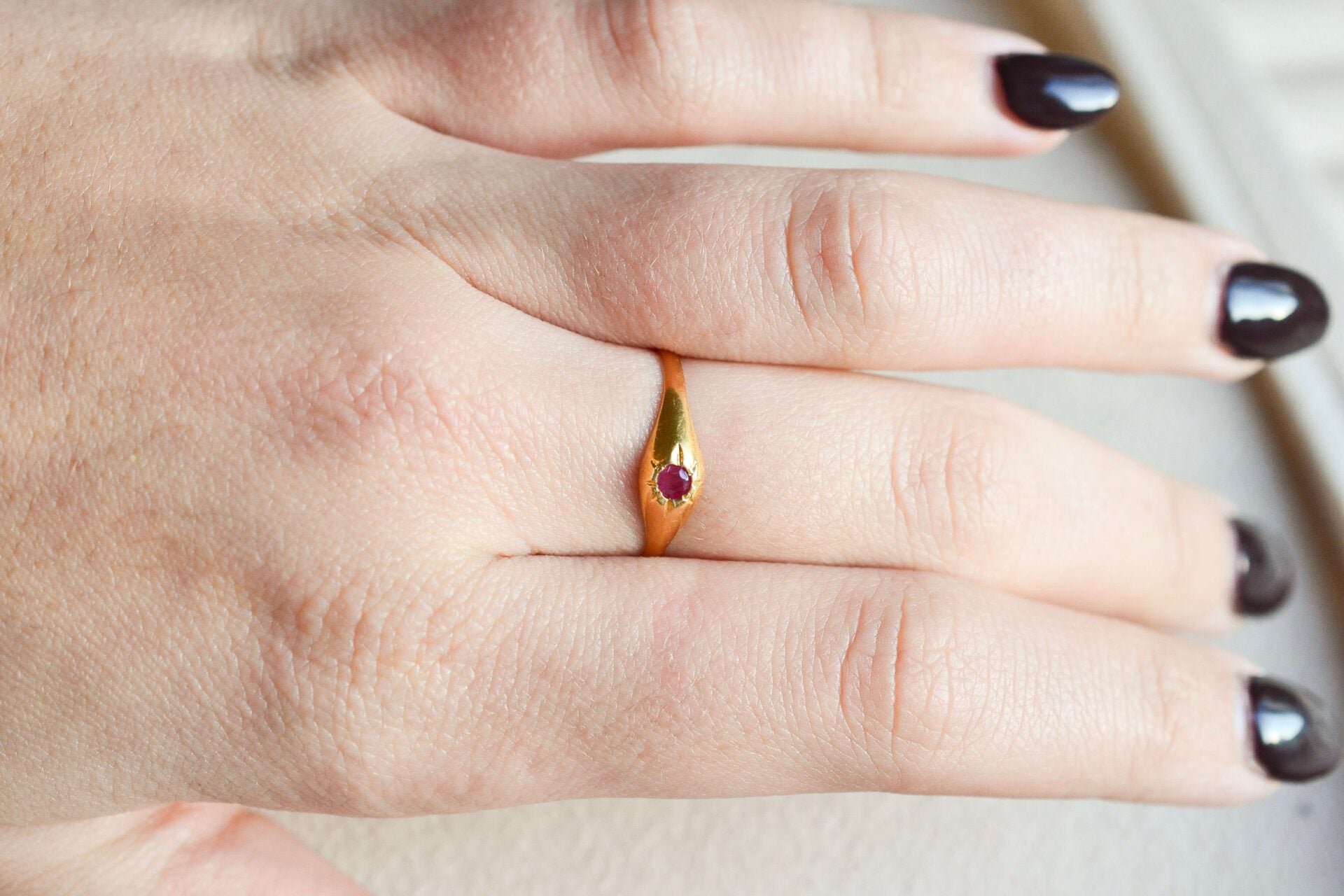 Bague jonc Rubis décor étoilé