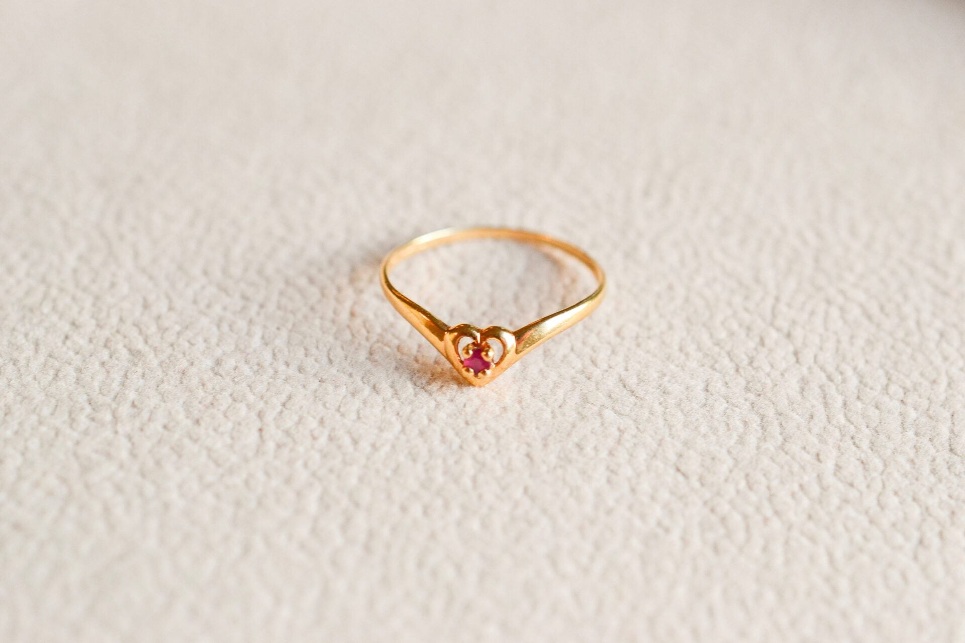 Bague Rubis et cœur ajouré