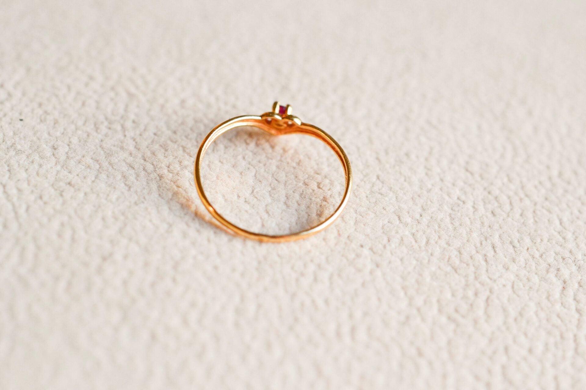 Bague Rubis et cœur ajouré