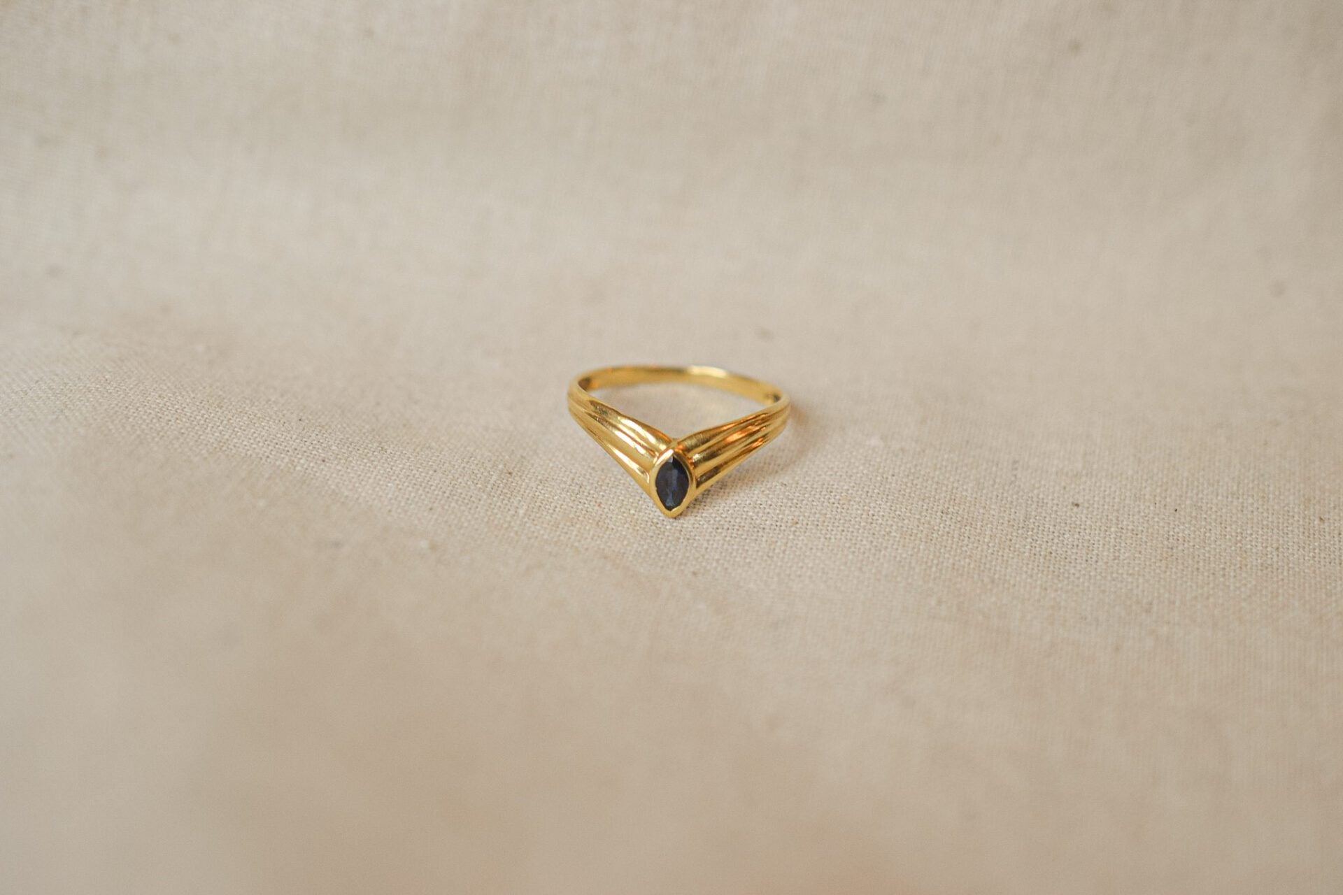 Bague V striée saphir navette
