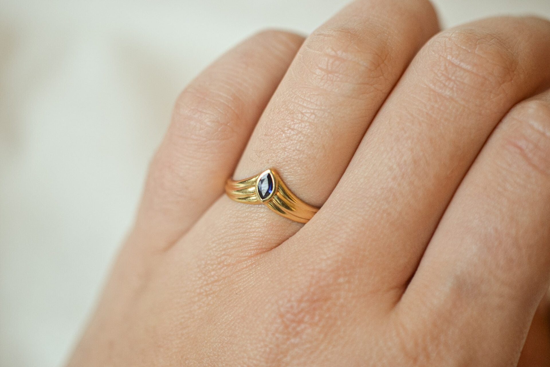 Bague V striée saphir navette