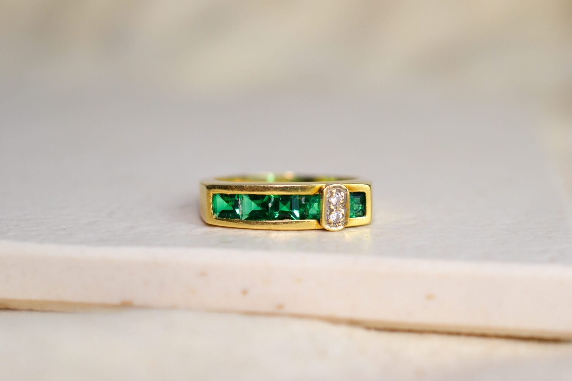 Bague jarretière vert intense 14K