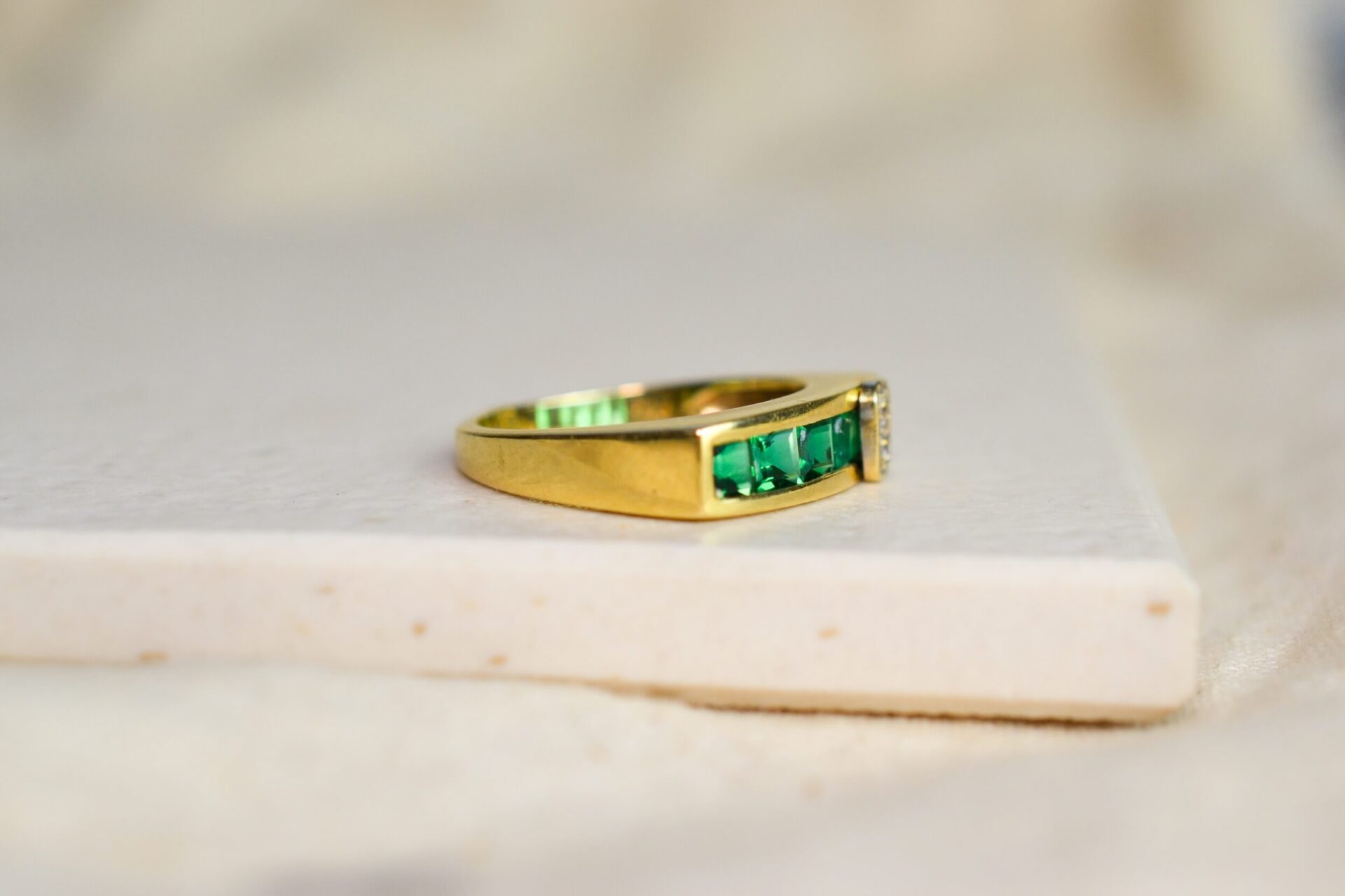 Bague jarretière vert intense 14K