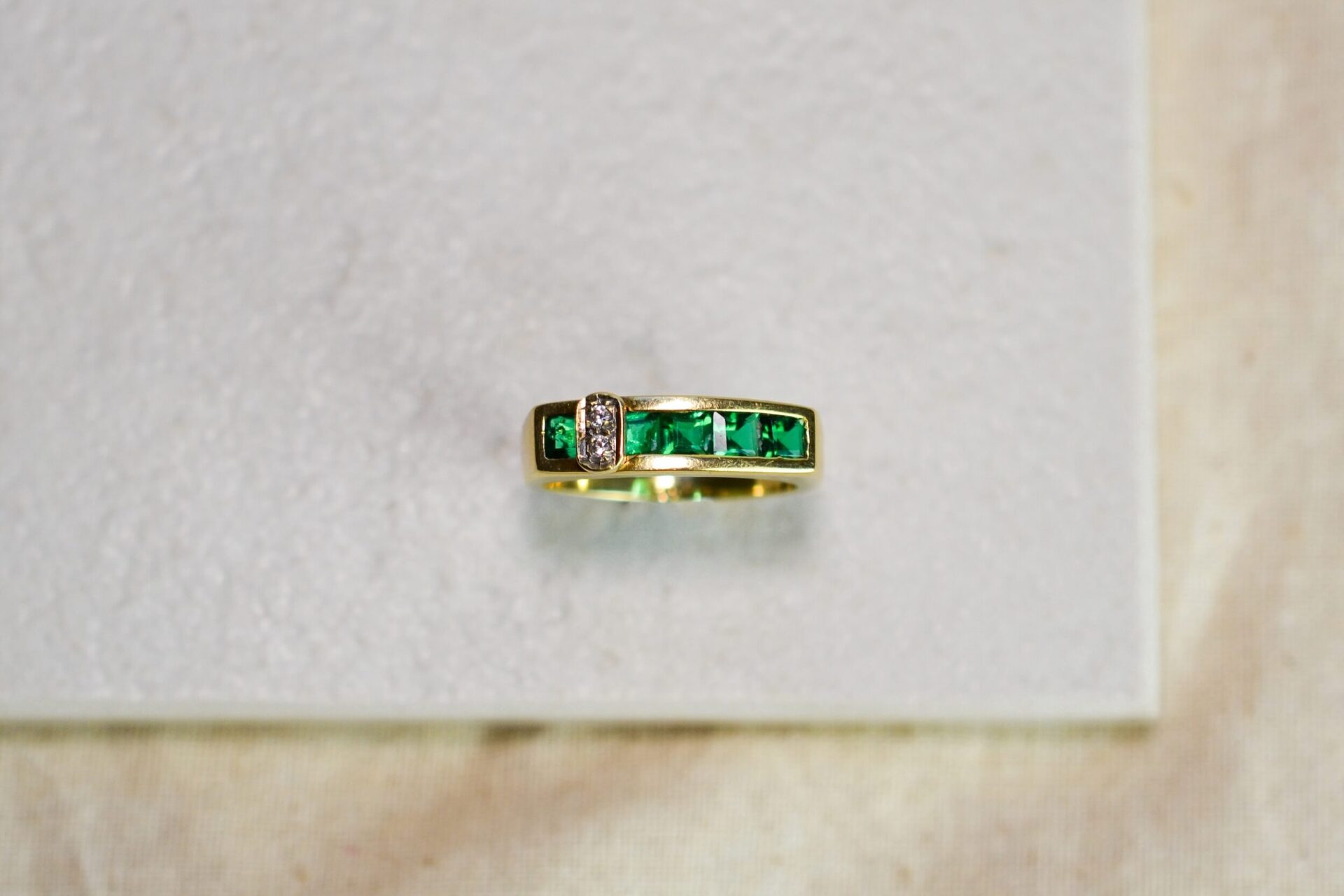 Bague jarretière vert intense 14K