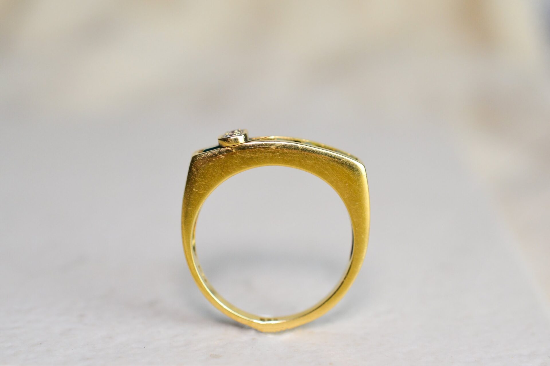 Bague jarretière vert intense 14K