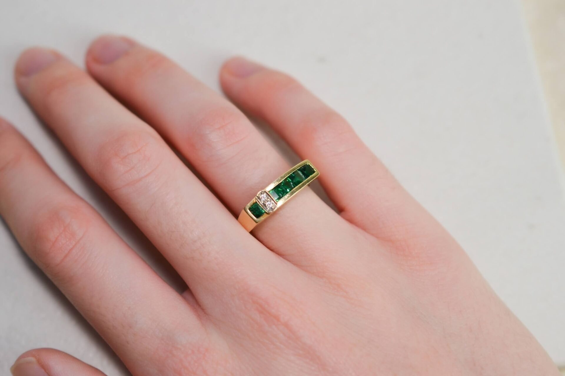 Bague jarretière vert intense 14K