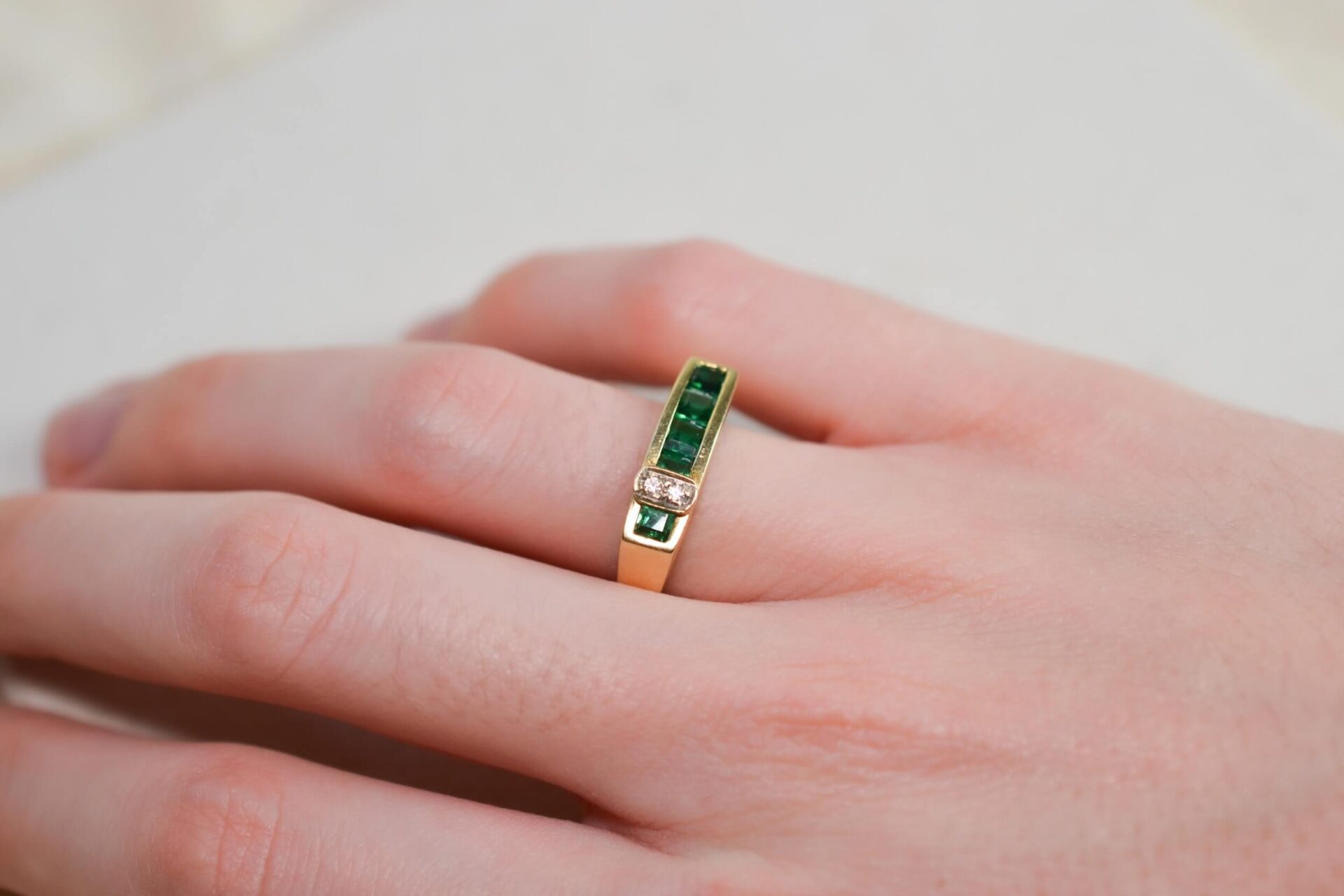 Bague jarretière vert intense 14K
