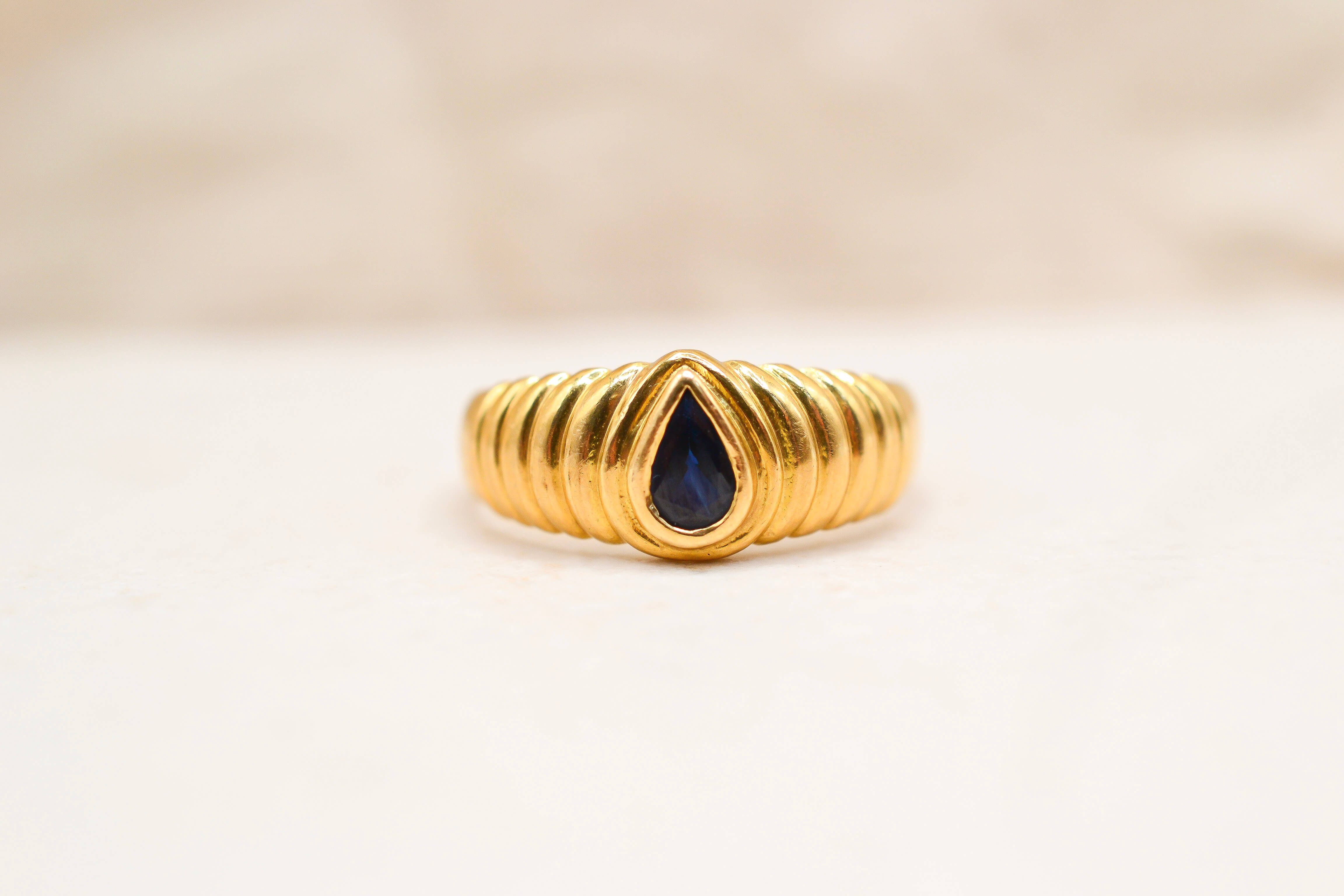Bague jonc ciselé Saphir