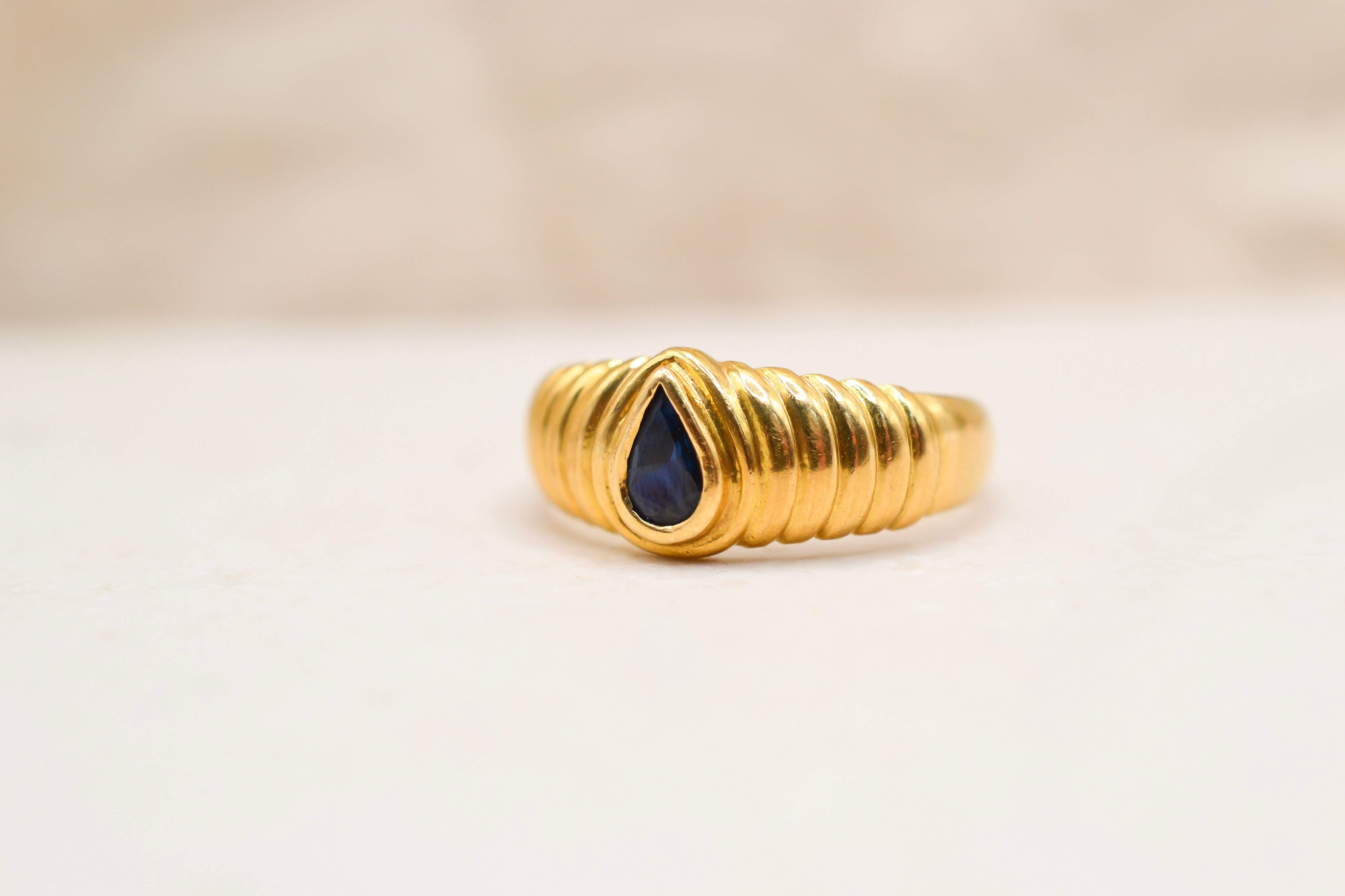 Bague jonc ciselé Saphir