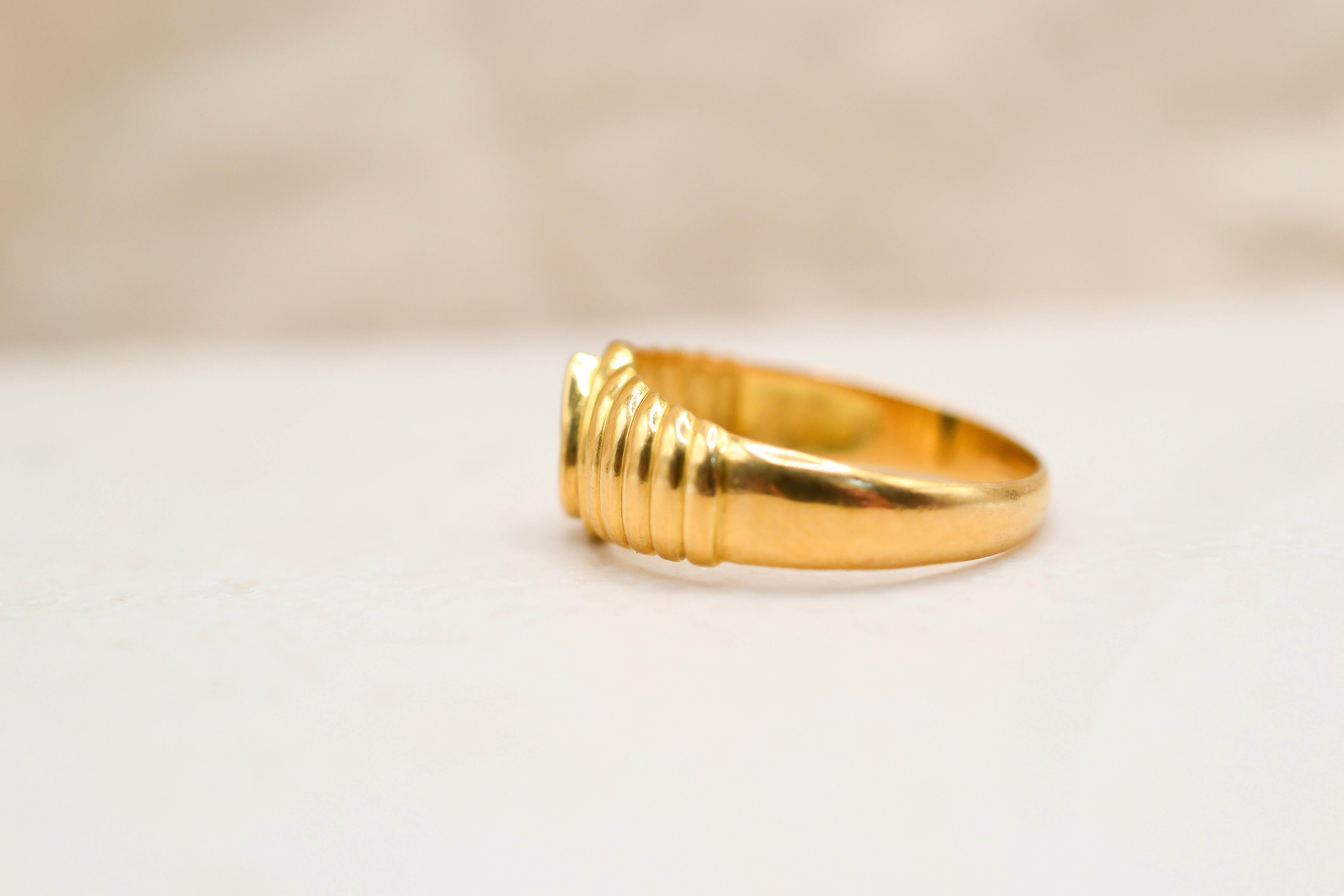 Bague jonc ciselé Saphir