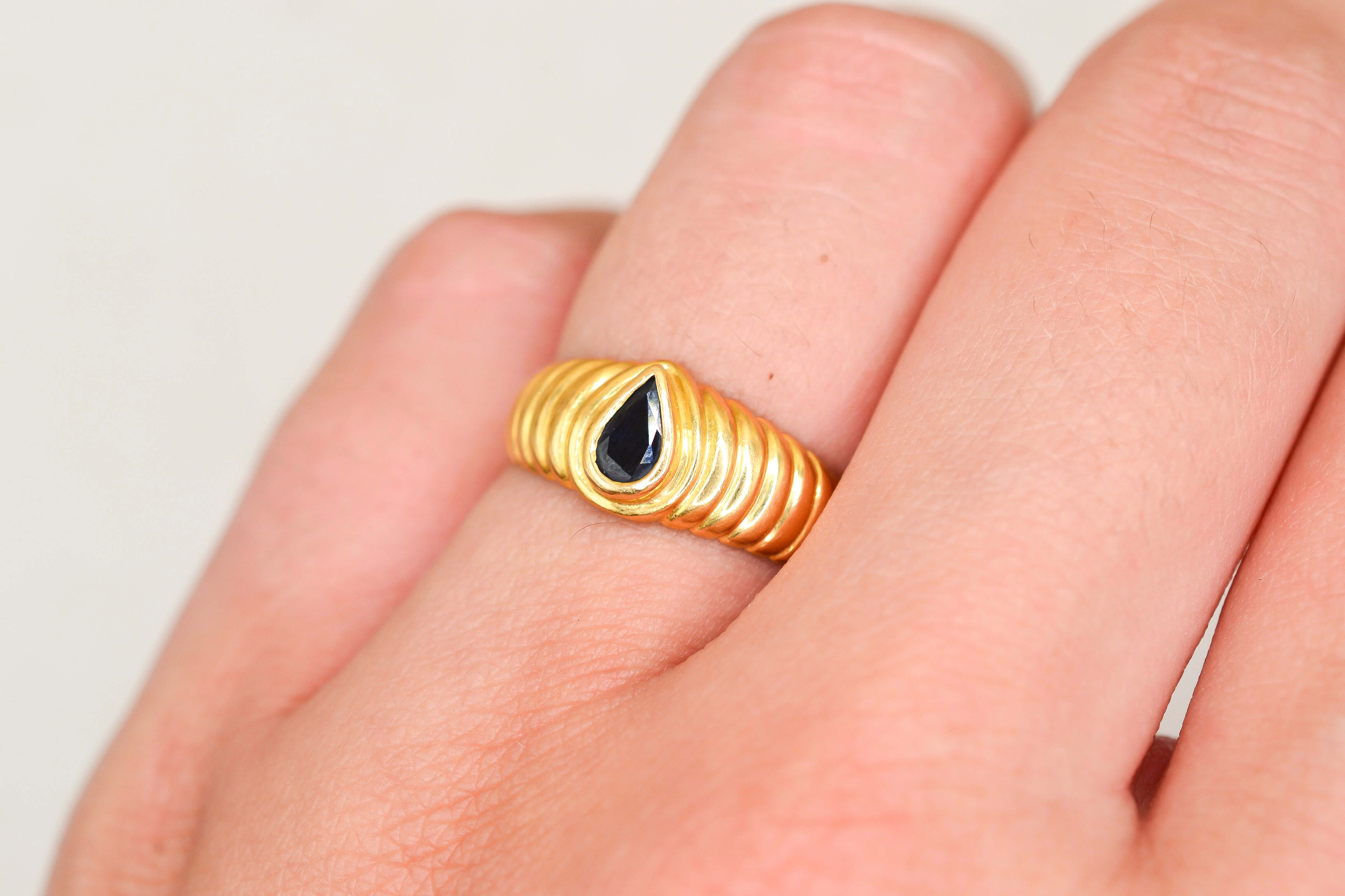 Bague jonc ciselé Saphir