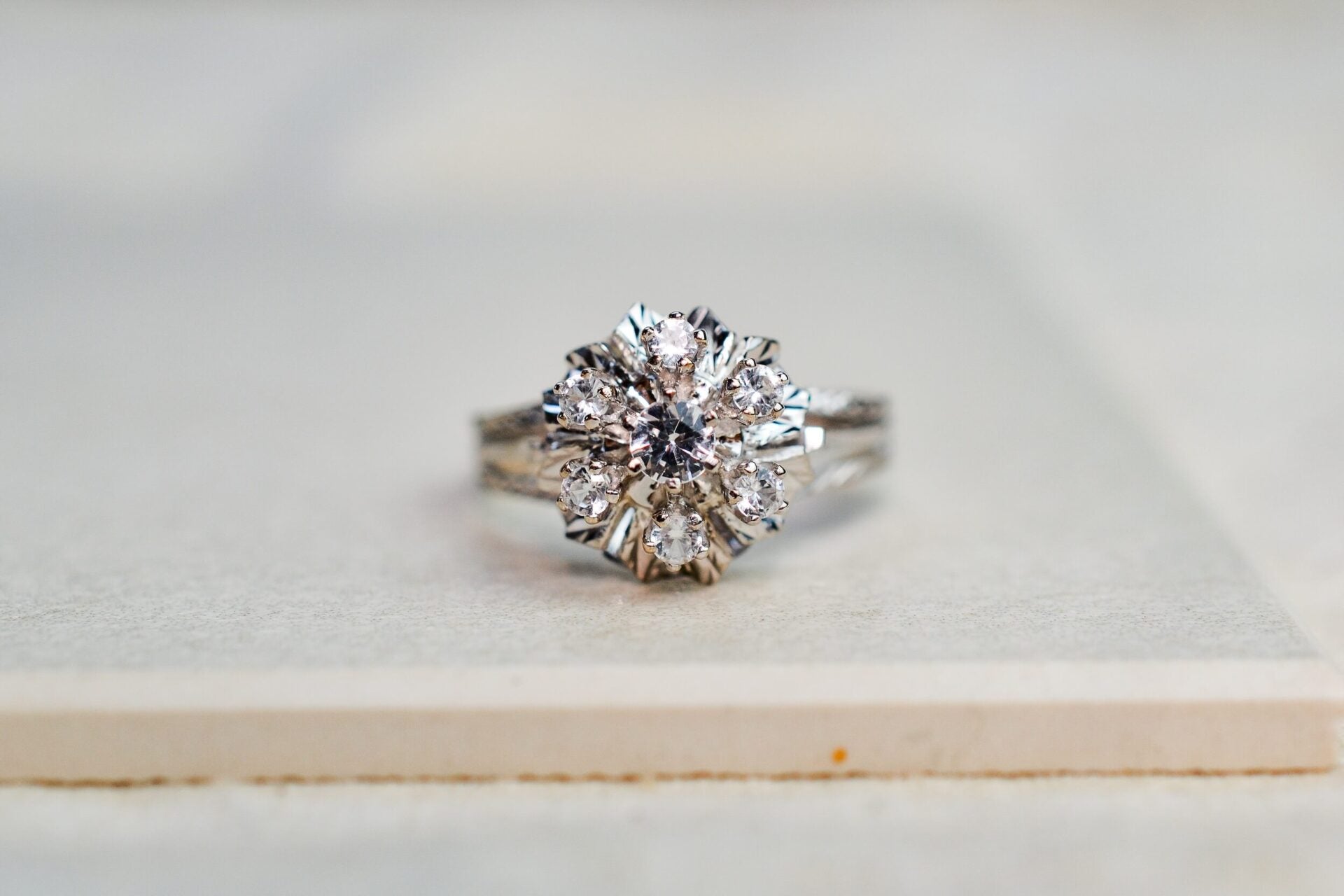 Bague Marguerite Or blanc Oxydes