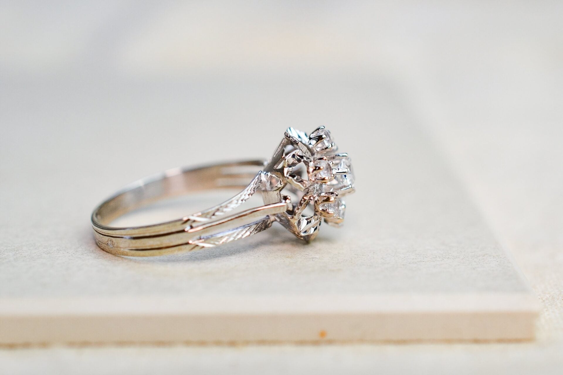 Bague Marguerite Or blanc Oxydes