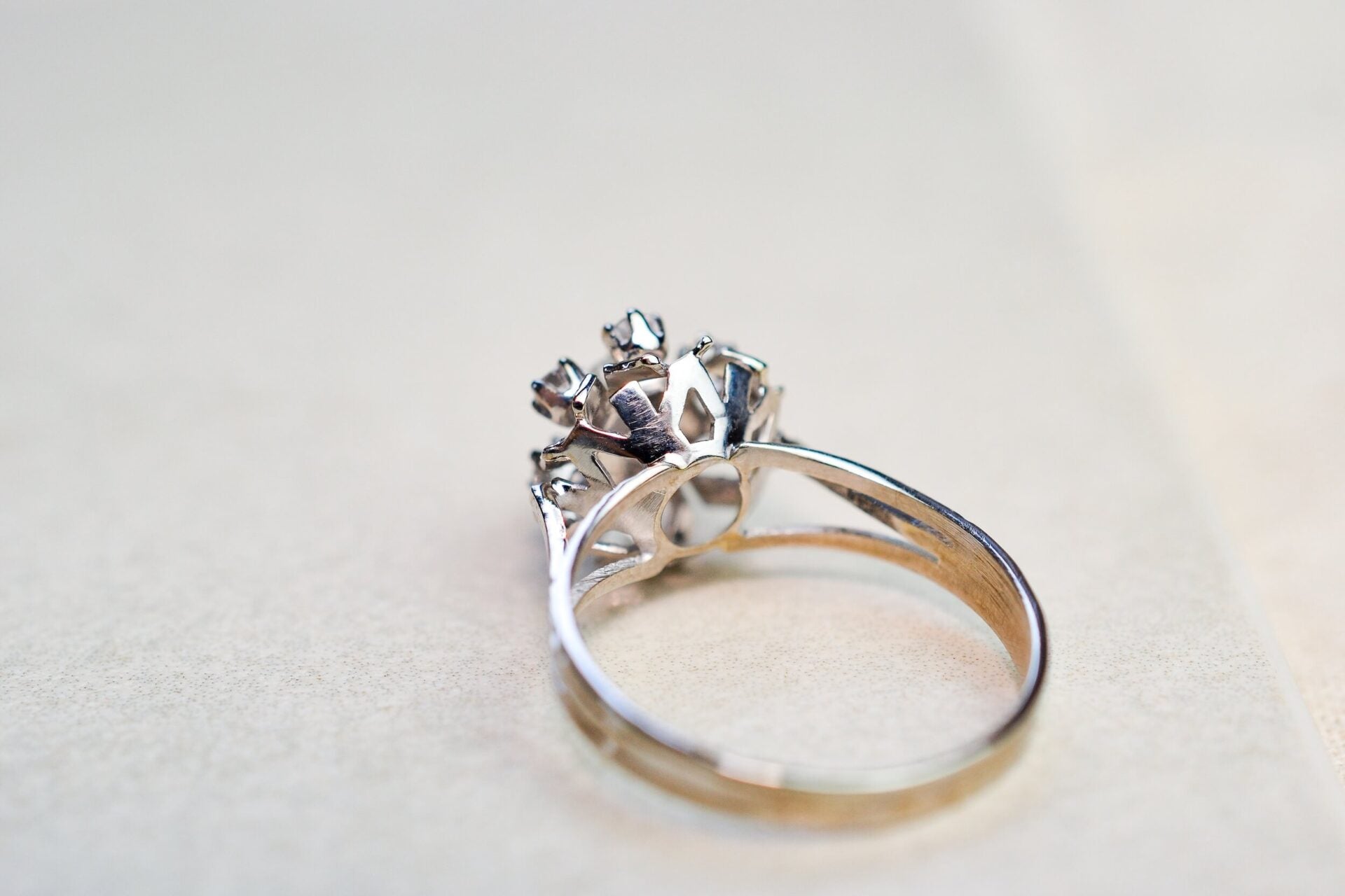 Bague Marguerite Or blanc Oxydes