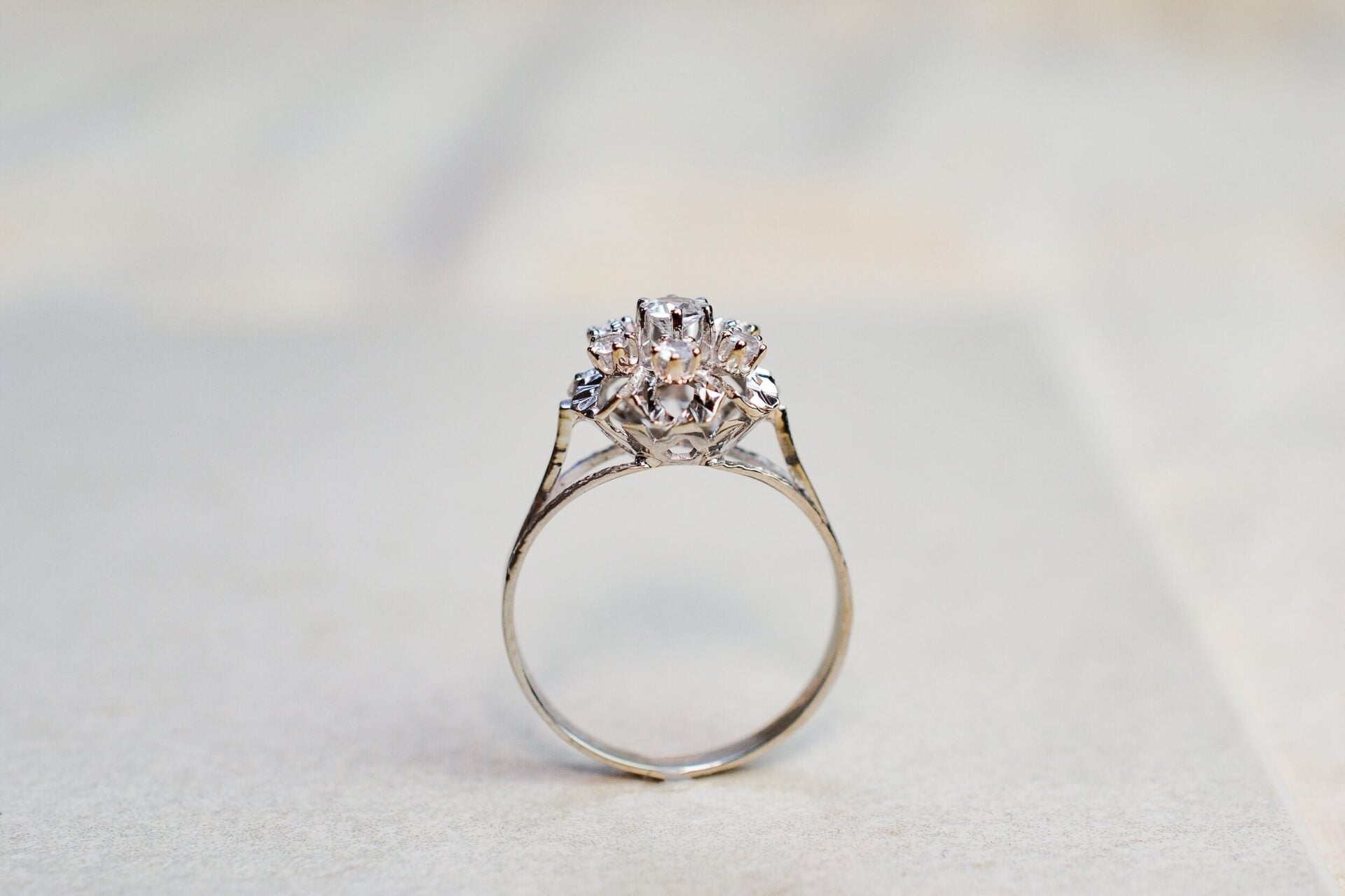 Bague Marguerite Or blanc Oxydes