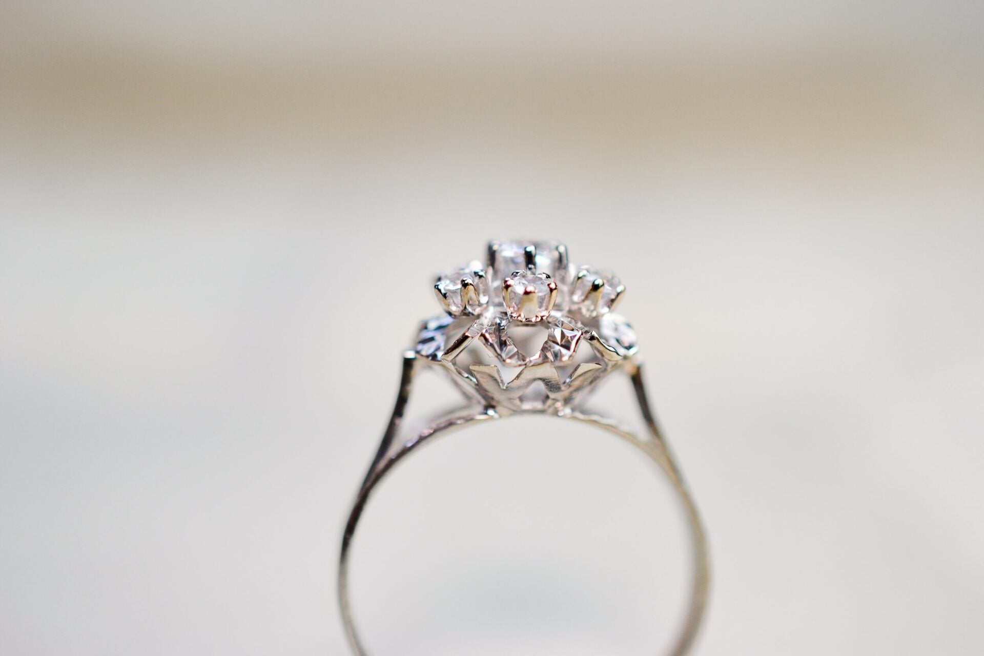 Bague Marguerite Or blanc Oxydes
