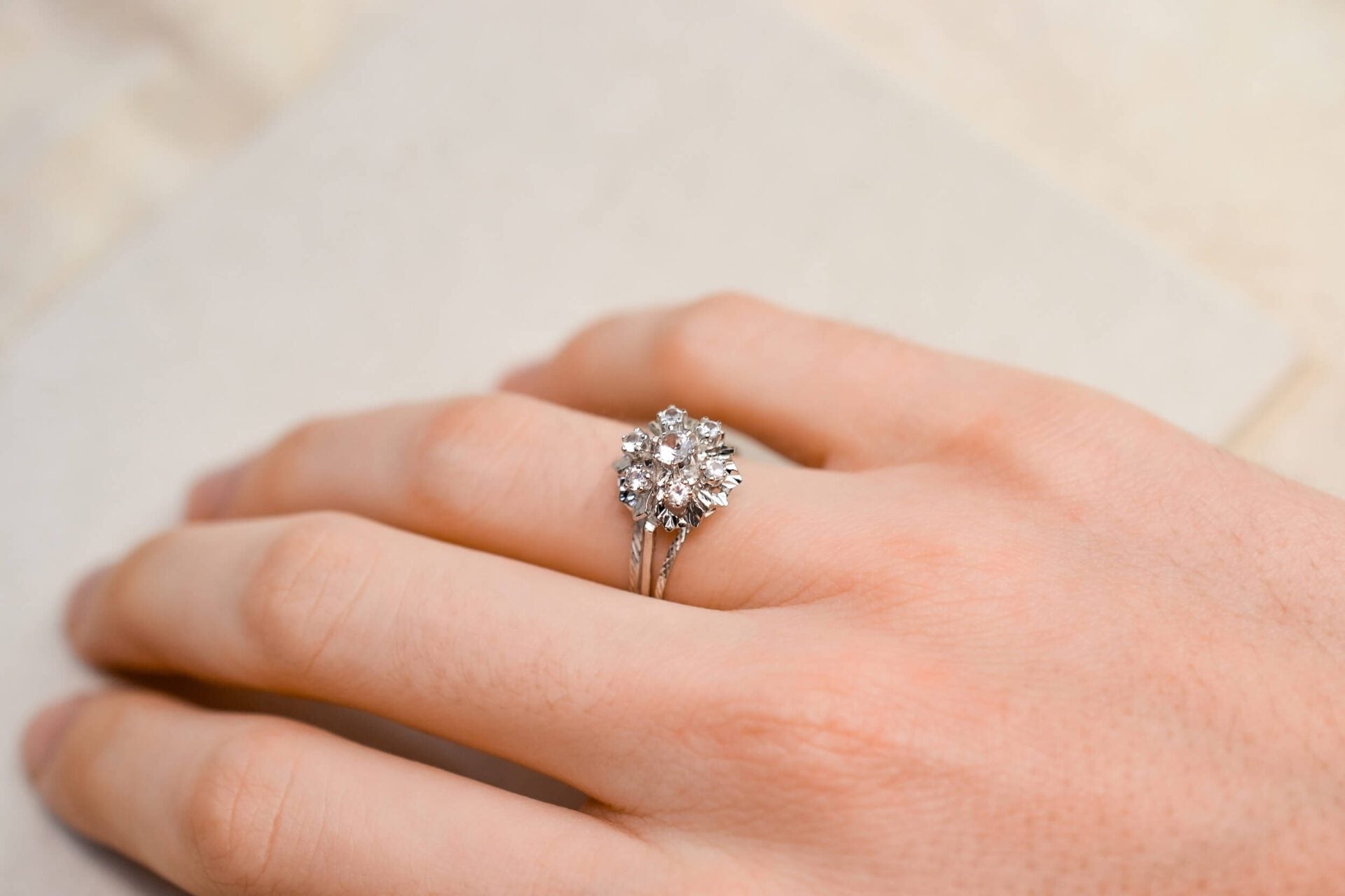 Bague Marguerite Or blanc Oxydes