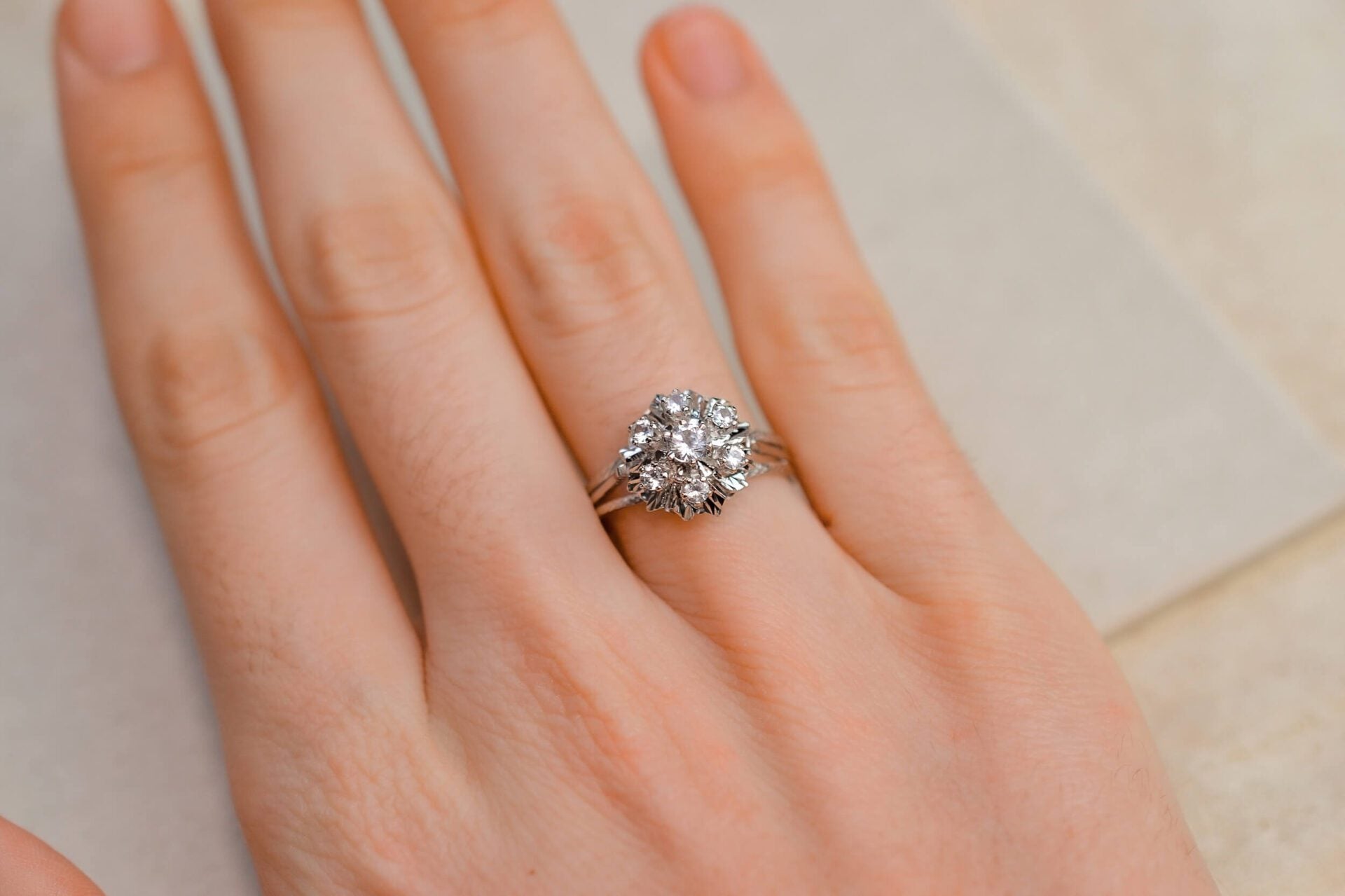 Bague Marguerite Or blanc Oxydes