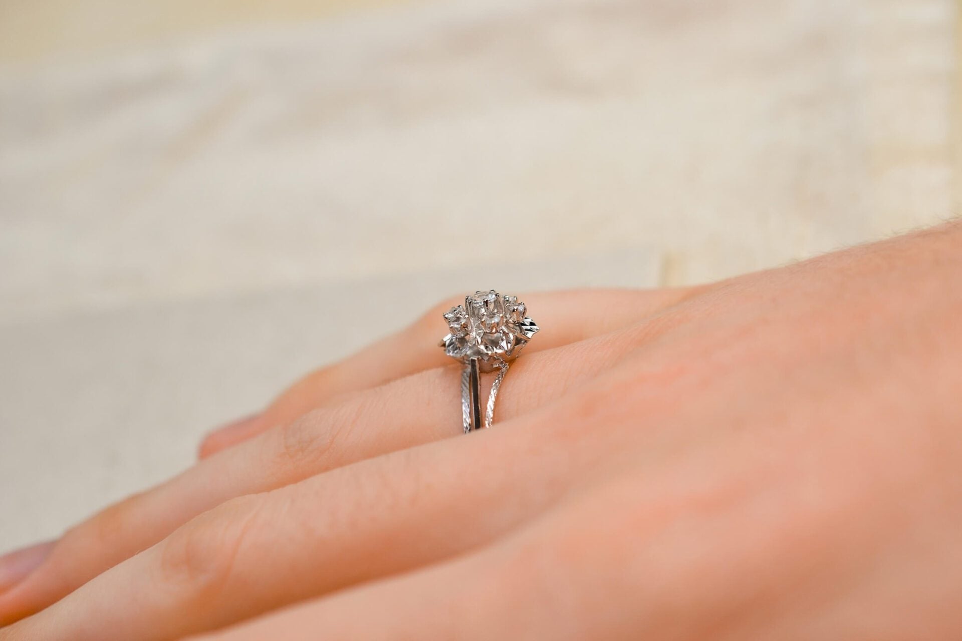 Bague Marguerite Or blanc Oxydes