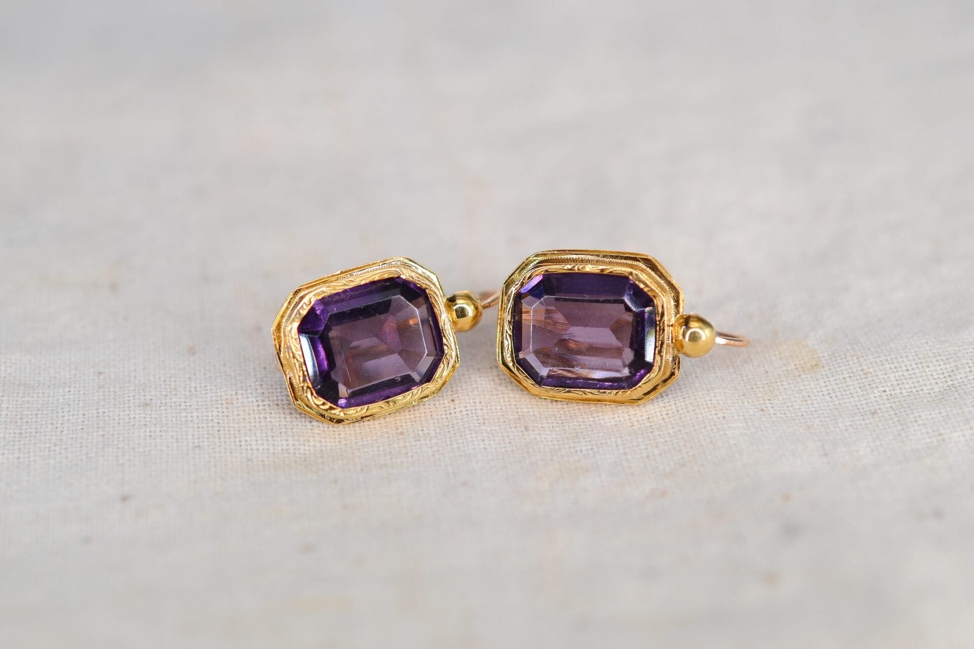 Dormeuses pierres violettes serti clos