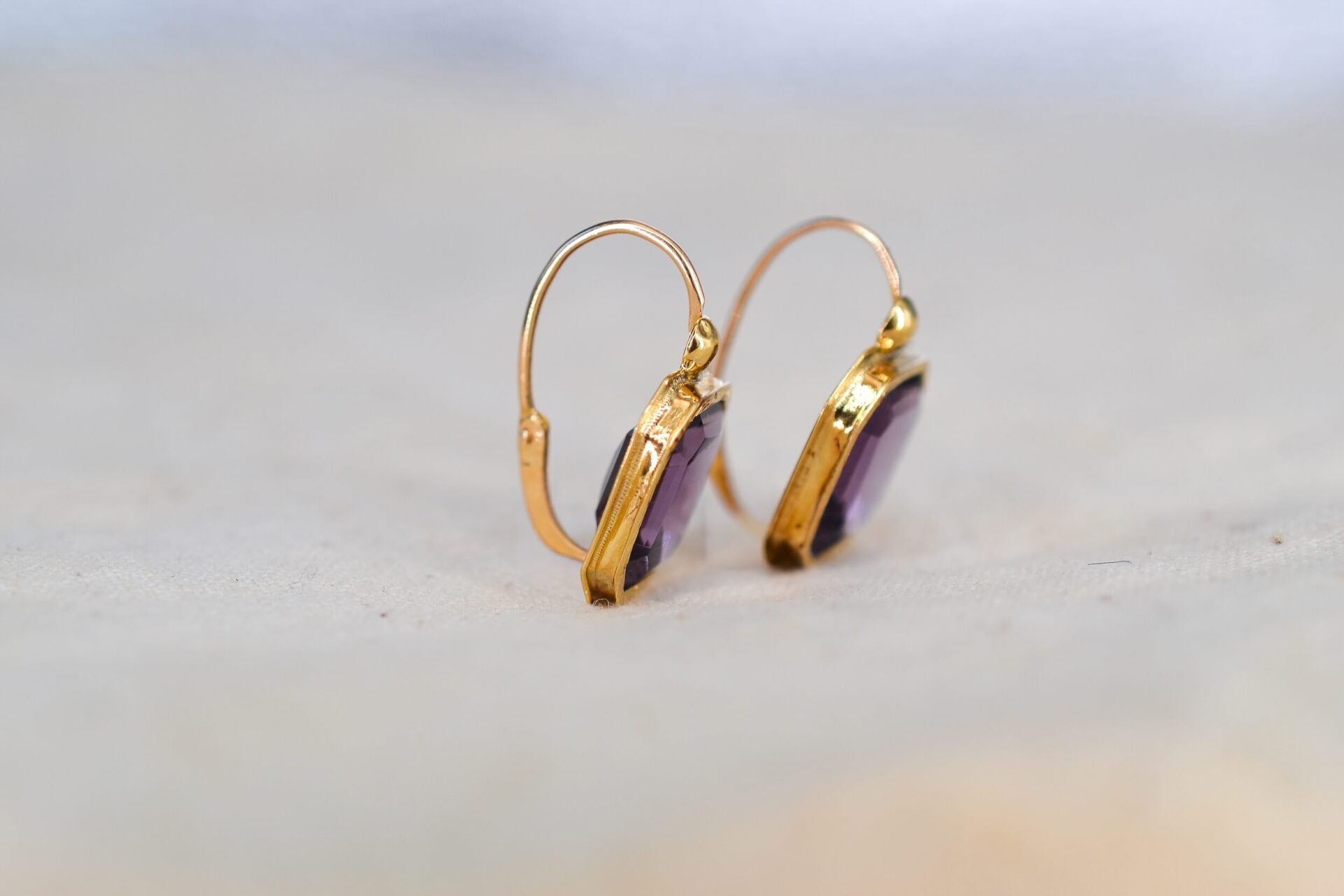 Dormeuses pierres violettes serti clos