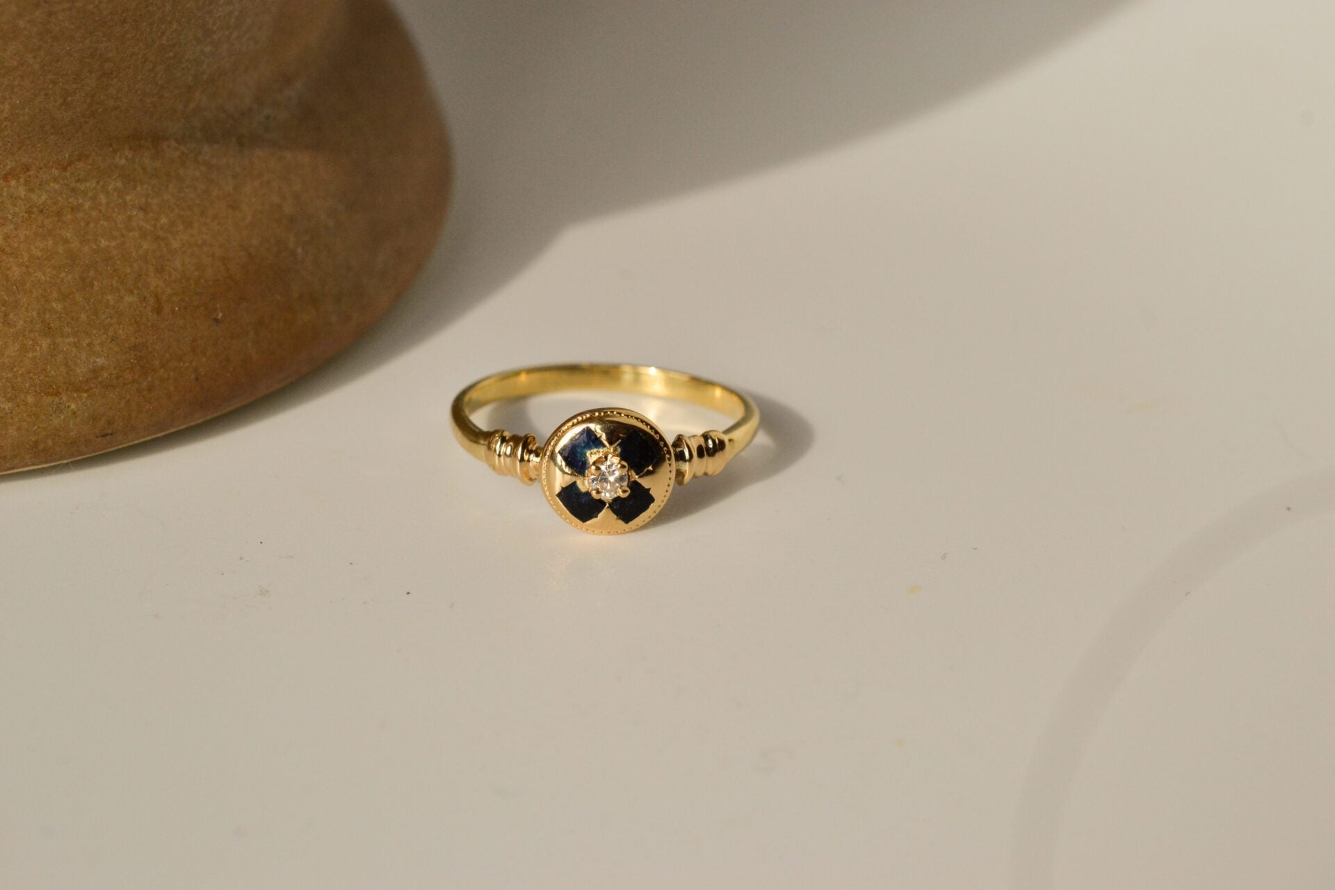 Bague diamant émail croix