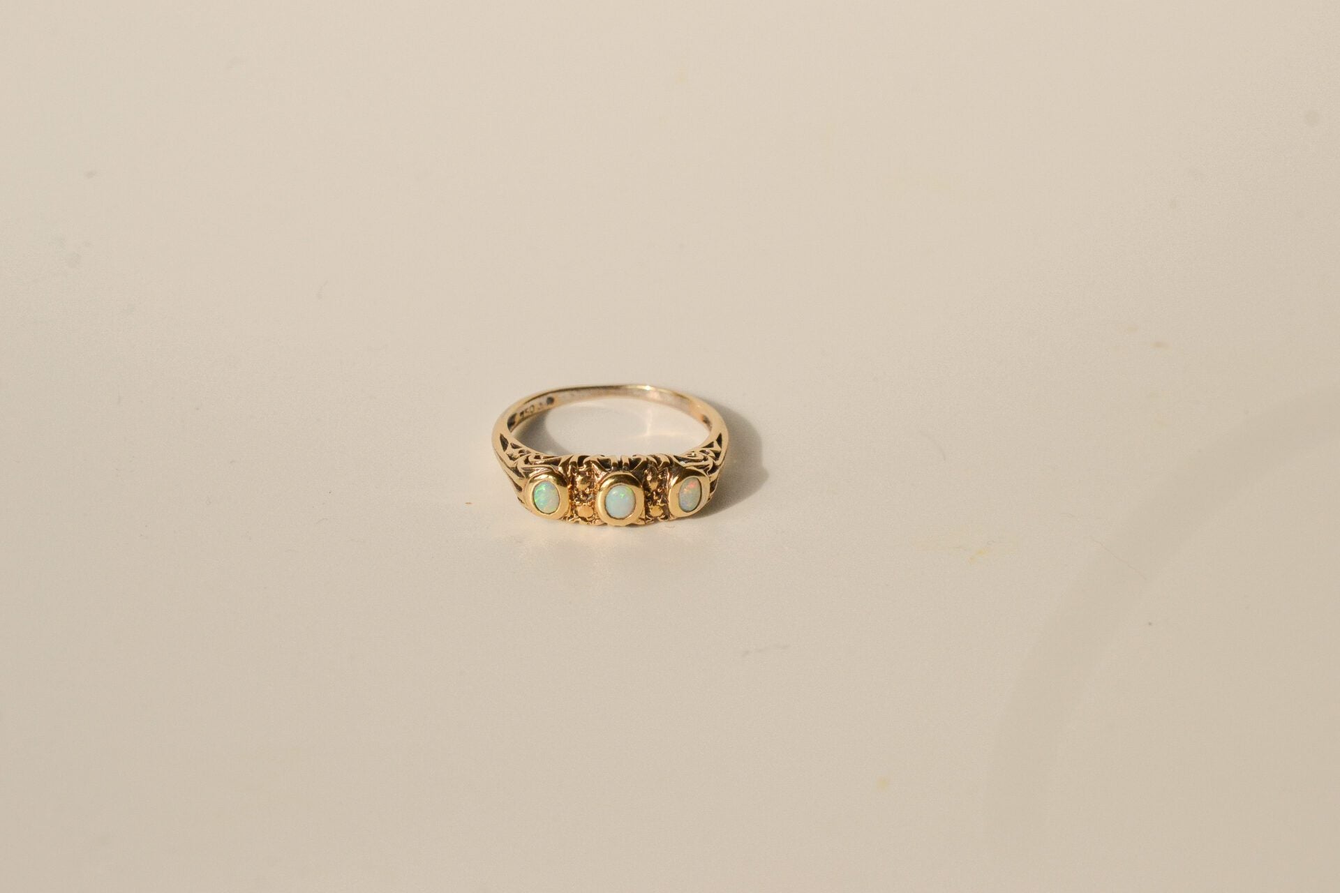 Bague Jarretière cabochons d'Opales