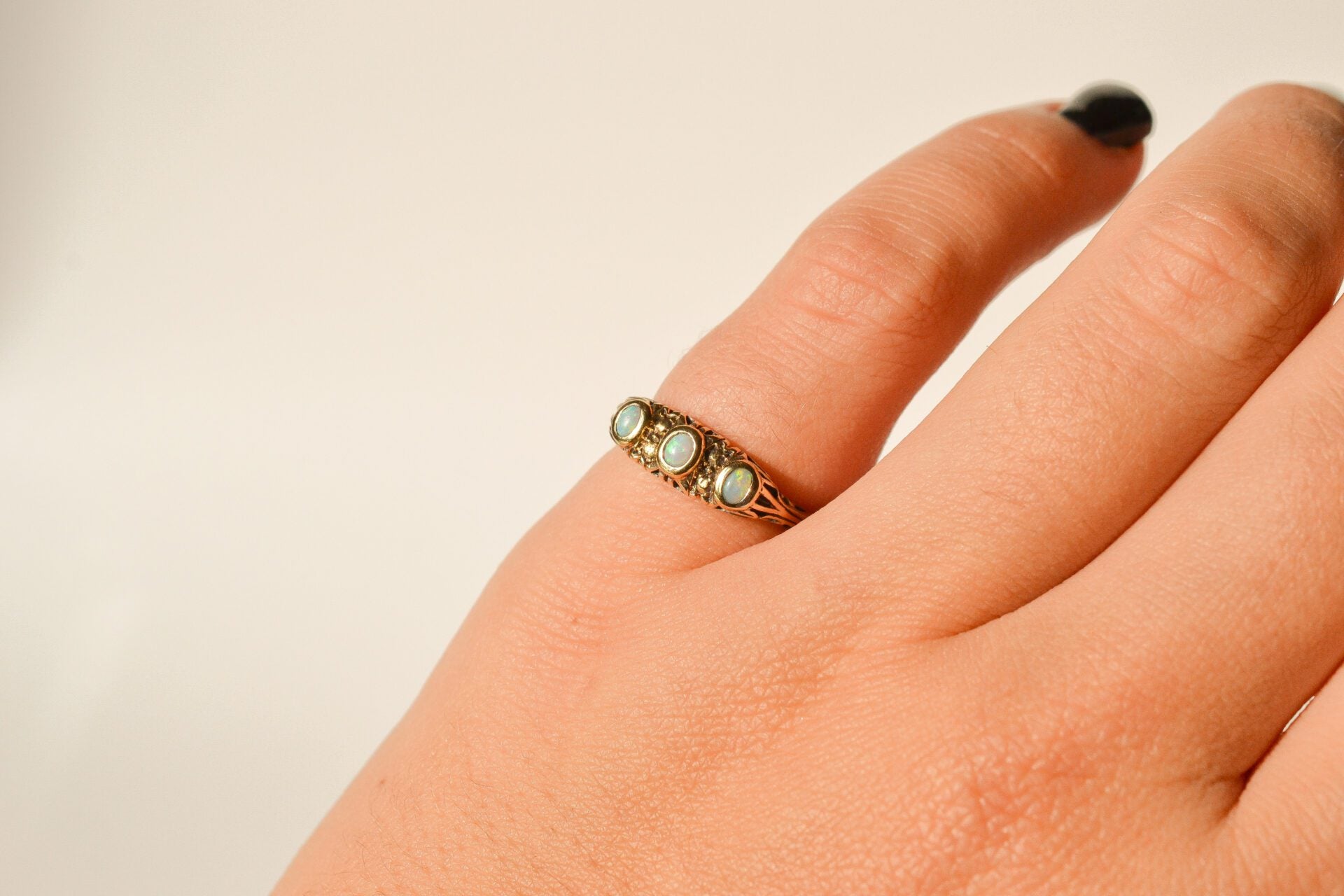 Bague Jarretière cabochons d'Opales