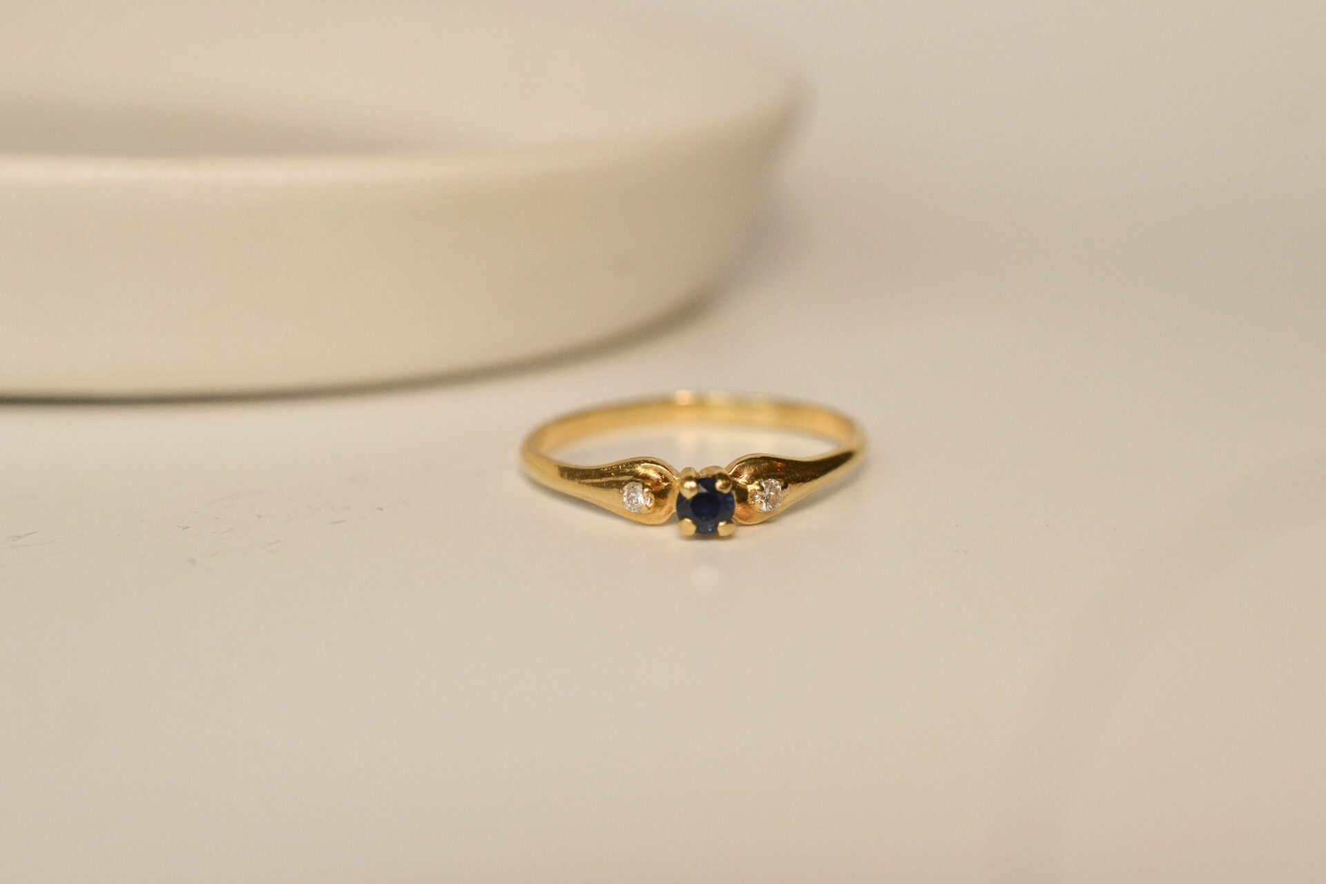 Bague fine Saphir épaulé 2 diamants