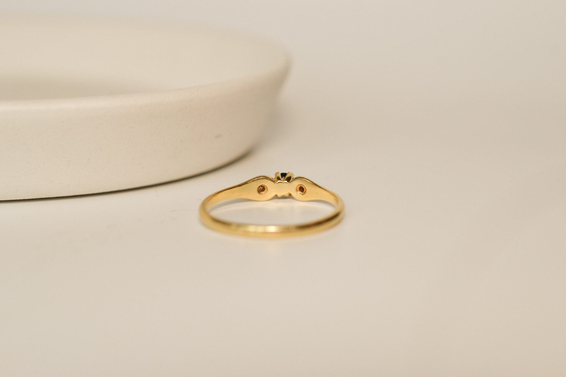 Bague fine Saphir épaulé 2 diamants