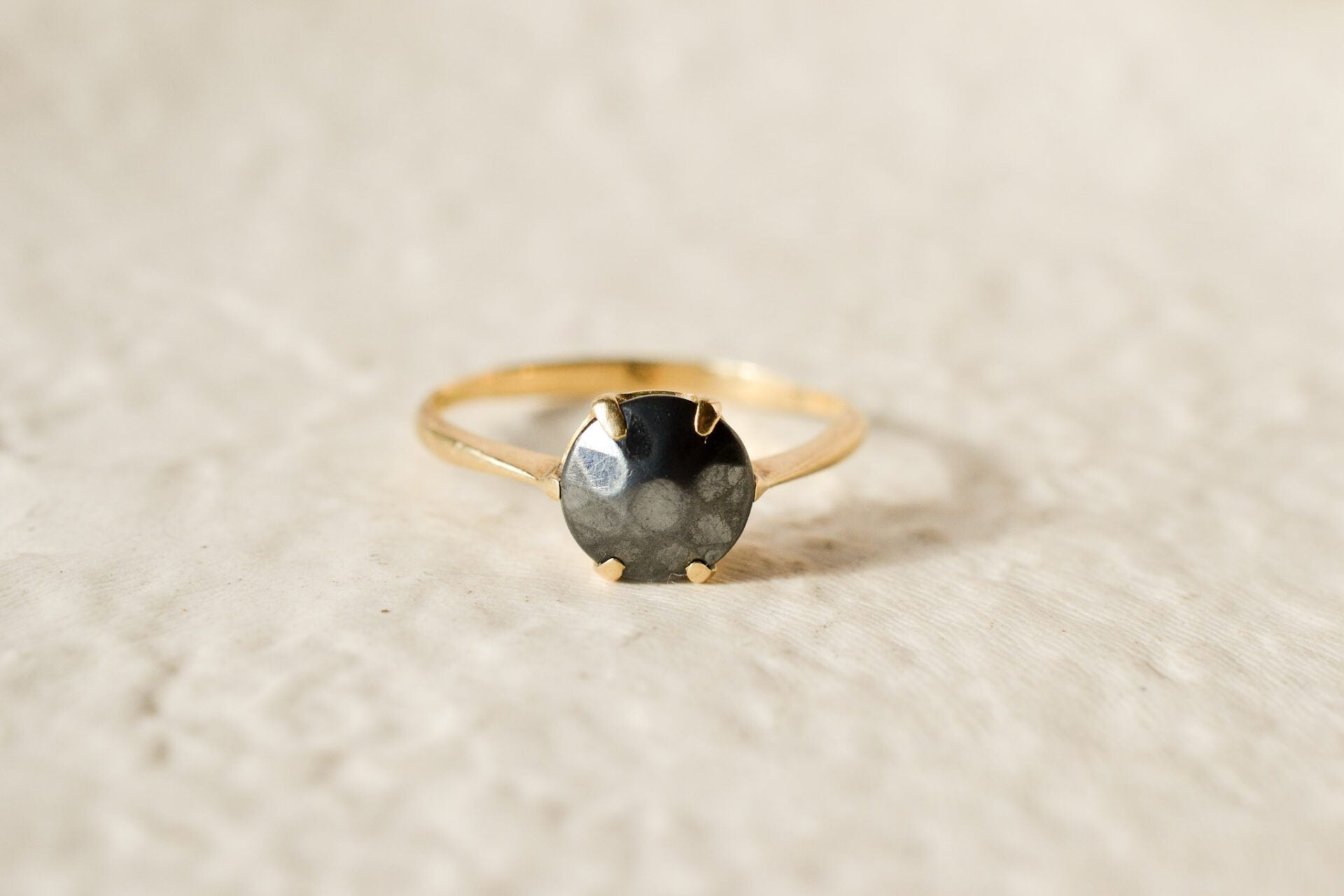 Bague hématite sertie griffes