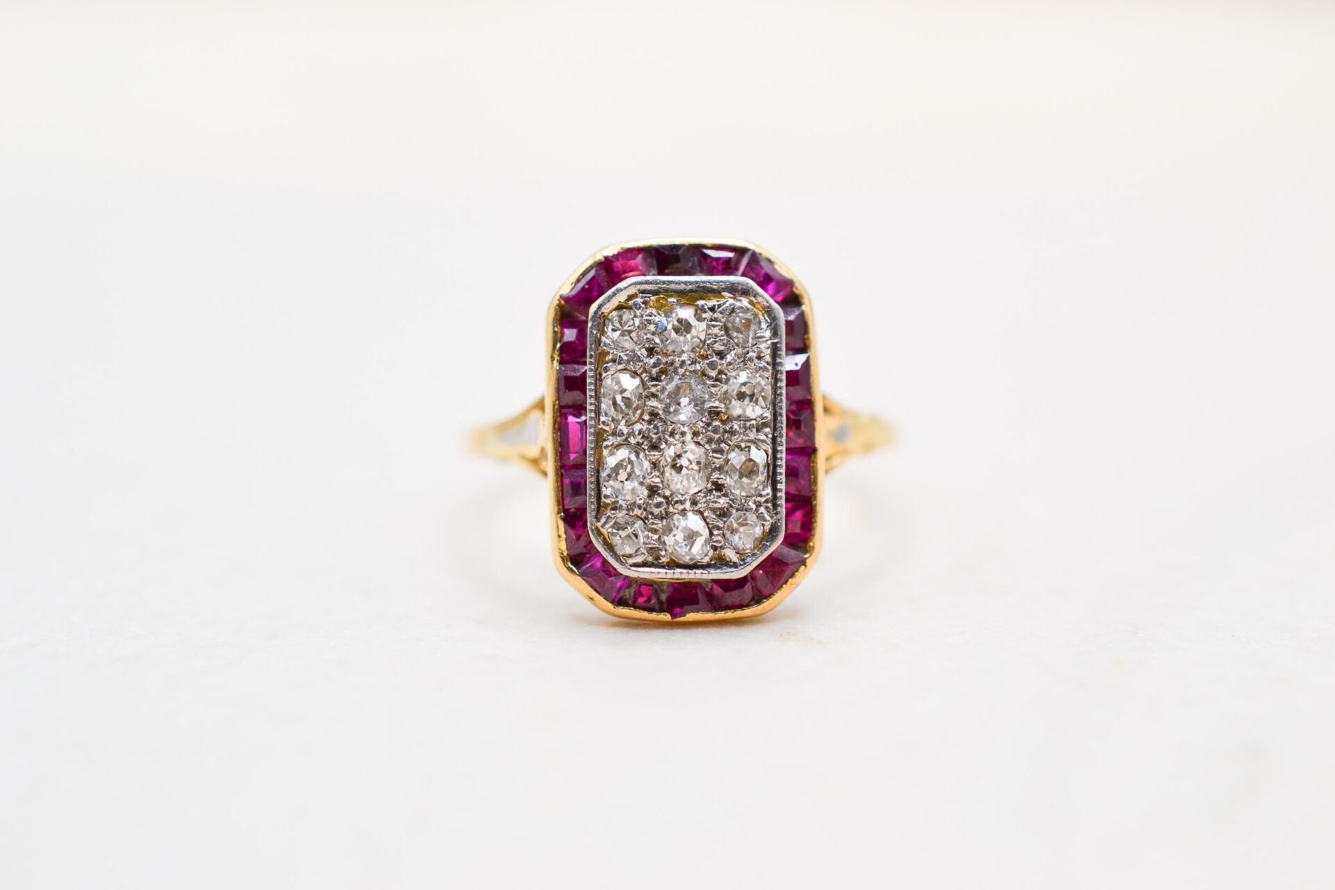 Bague rectangulaire Diamants et Rubis. Circa 1880