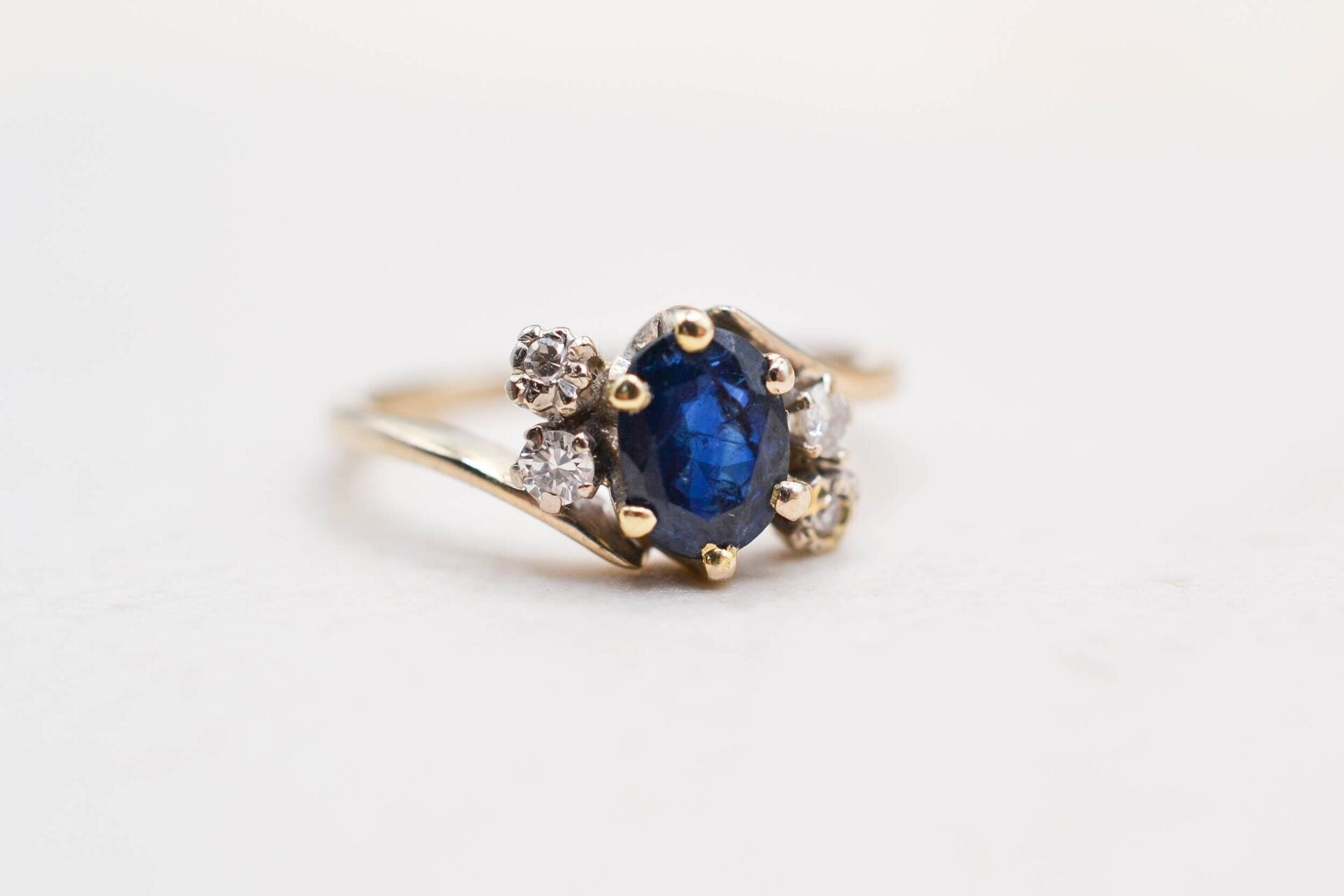 Bague Tourbillon Or blanc Saphir et diamants