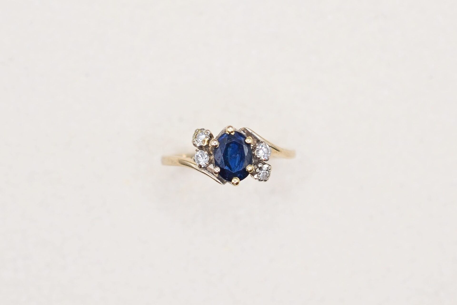 Bague Tourbillon Or blanc Saphir et diamants