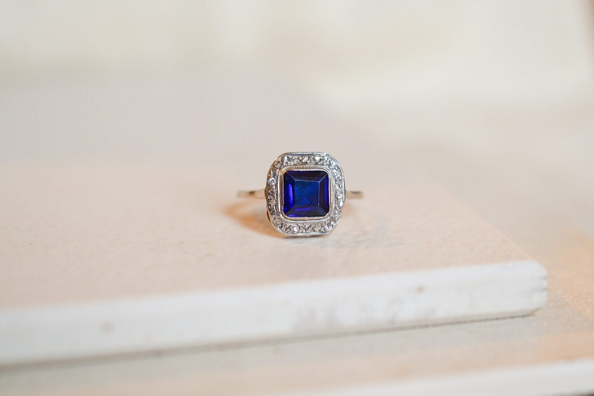 Bague Art Déco Saphir V. et diamants