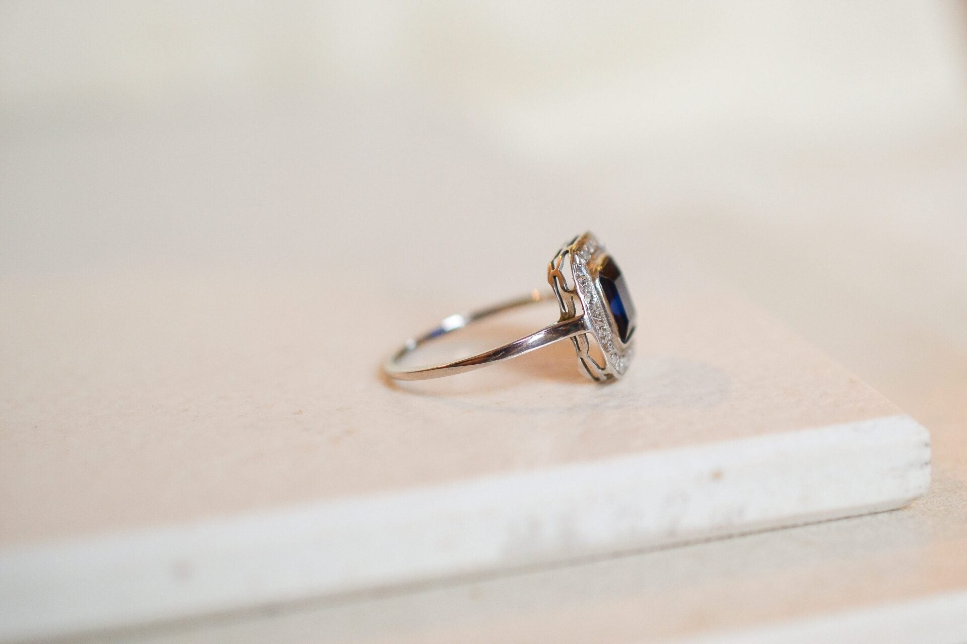 Bague Art Déco Saphir V. et diamants