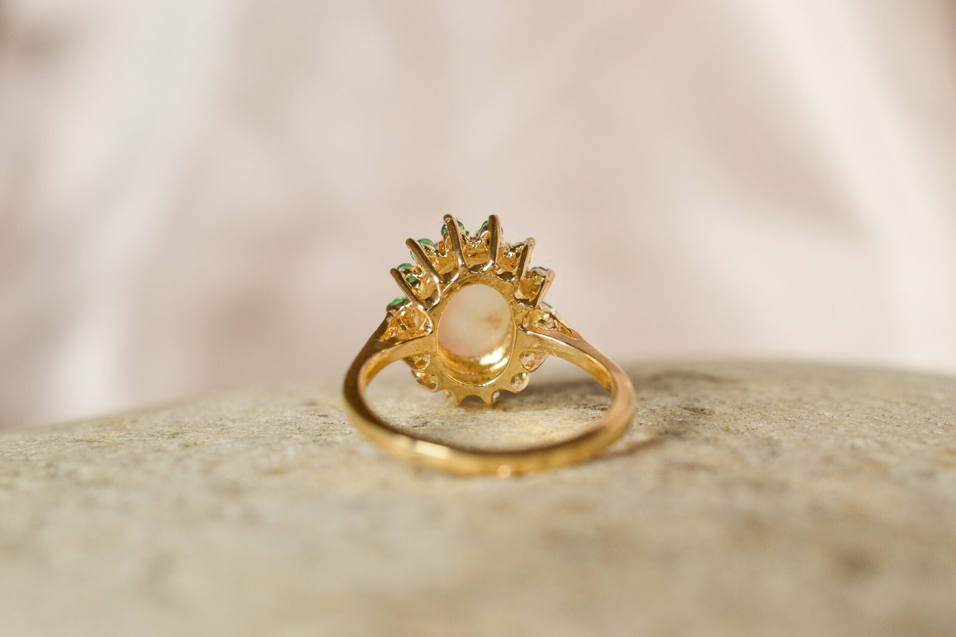 Bague ovale Opale et Emeraudes