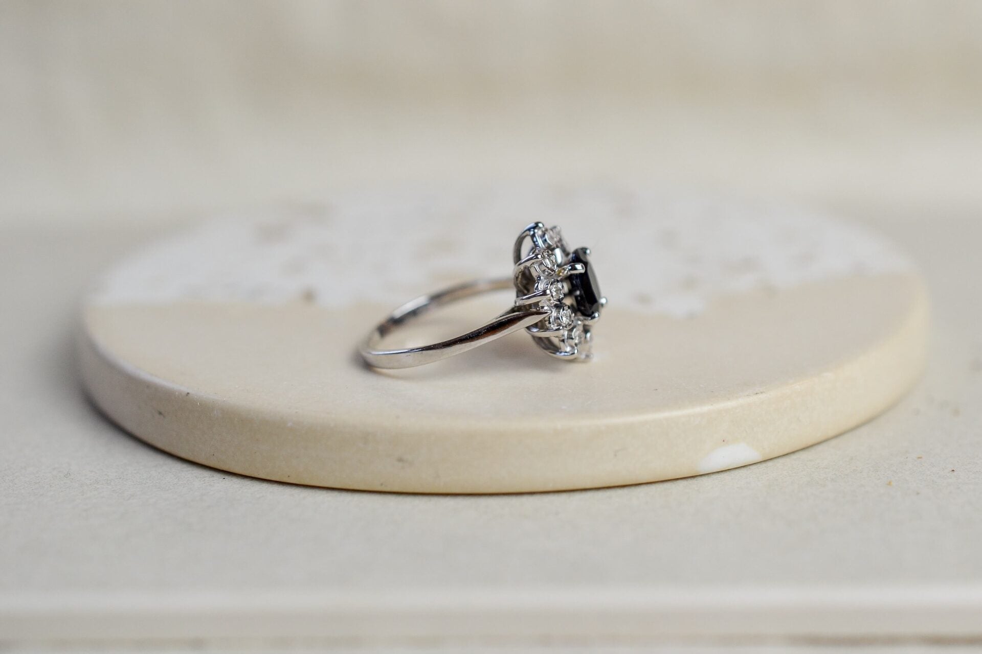 Bague Marguerite Or blanc Saphir