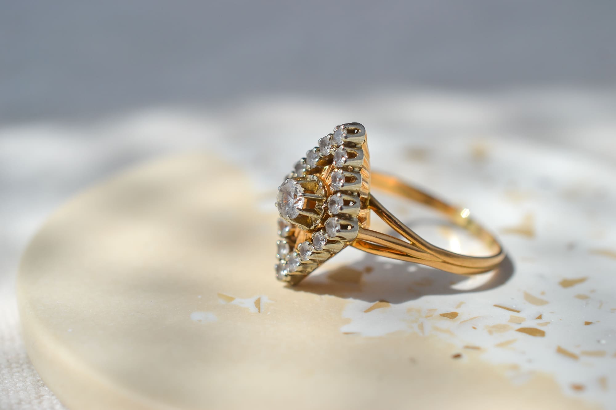 Bague losange pierres blanches