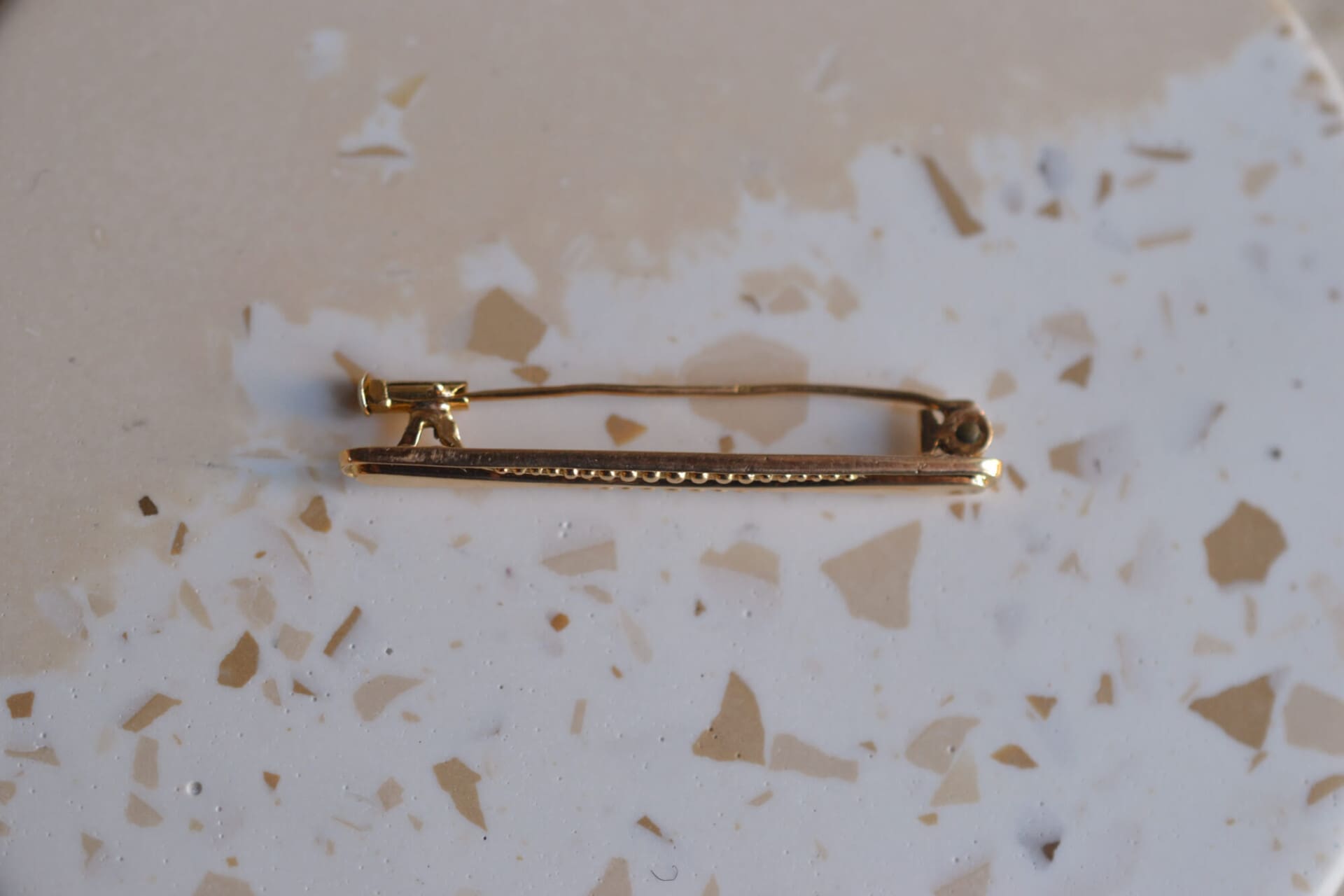 Épingle à cravate décor de perles