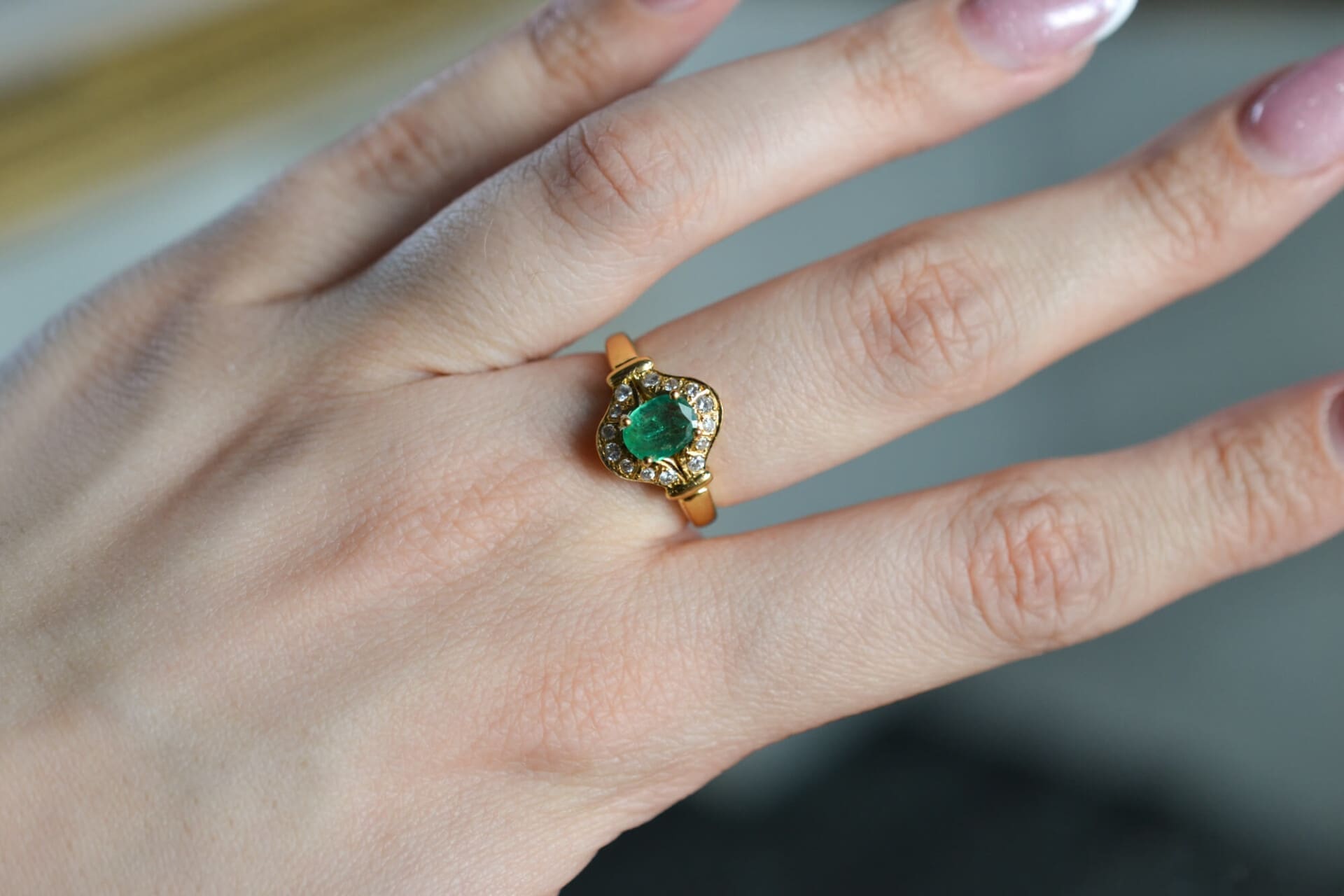 Marguerite Ovale Émeraude et Diamants